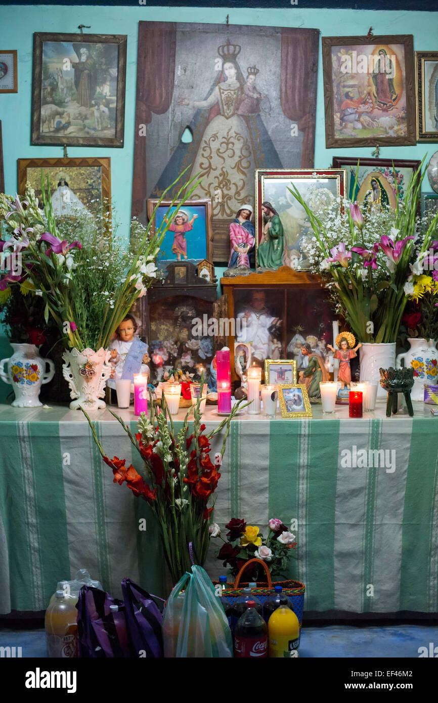 San Sebastian Abasolo, Oaxaca, Mexiko - Altar in der heiligen Raum in einem Haus in einer kleinen Stadt Oaxaca. Stockfoto