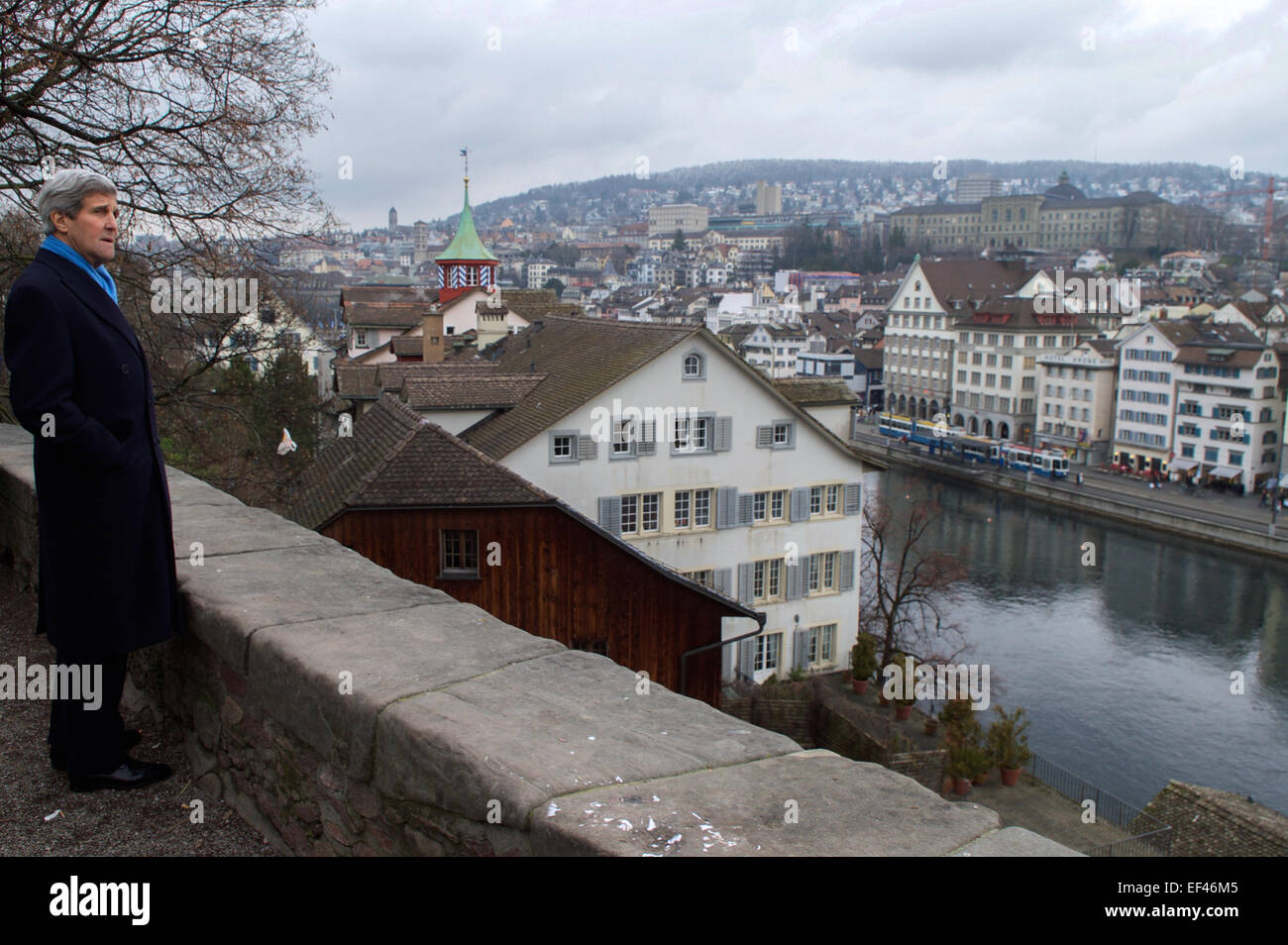 US-Außenminister John Kerry bewundert die Limmat spazieren zwischen den Sitzungen in Zürich, Schweiz, am 24. Januar 2015 im Gespräch. Stockfoto