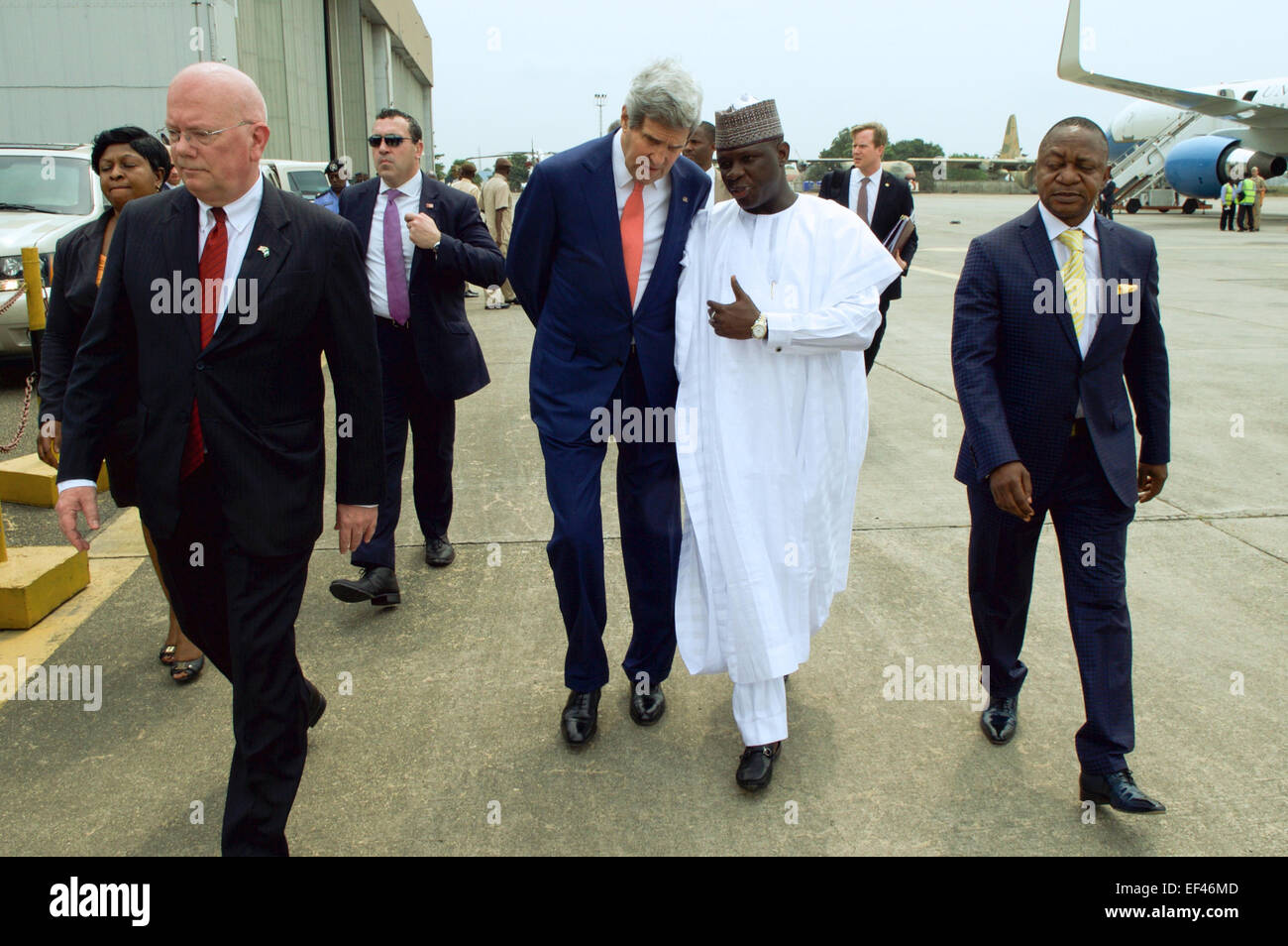 US-Außenminister John Kerry, beigetreten sind, auf der linken Seite, durch US-Botschafter in Nigeria James Entwistle und ein Manager von Lagos Flughafen auf der rechten Seite, plaudert mit nigerianischen Minister für auswärtige Angelegenheiten Dr. Nurudeen Mohammed nach der Ankunft in Lagos, Nigeria, am 25. Januar 2015, für Gespräche mit Präsident Goodluck Jonathan und sein Herausforderer, pensionierter Major-General Muhammadu Buhari, über die Ergebnisse ihrer bevorstehenden Parlamentswahlen Abstimmung zu akzeptieren. Stockfoto