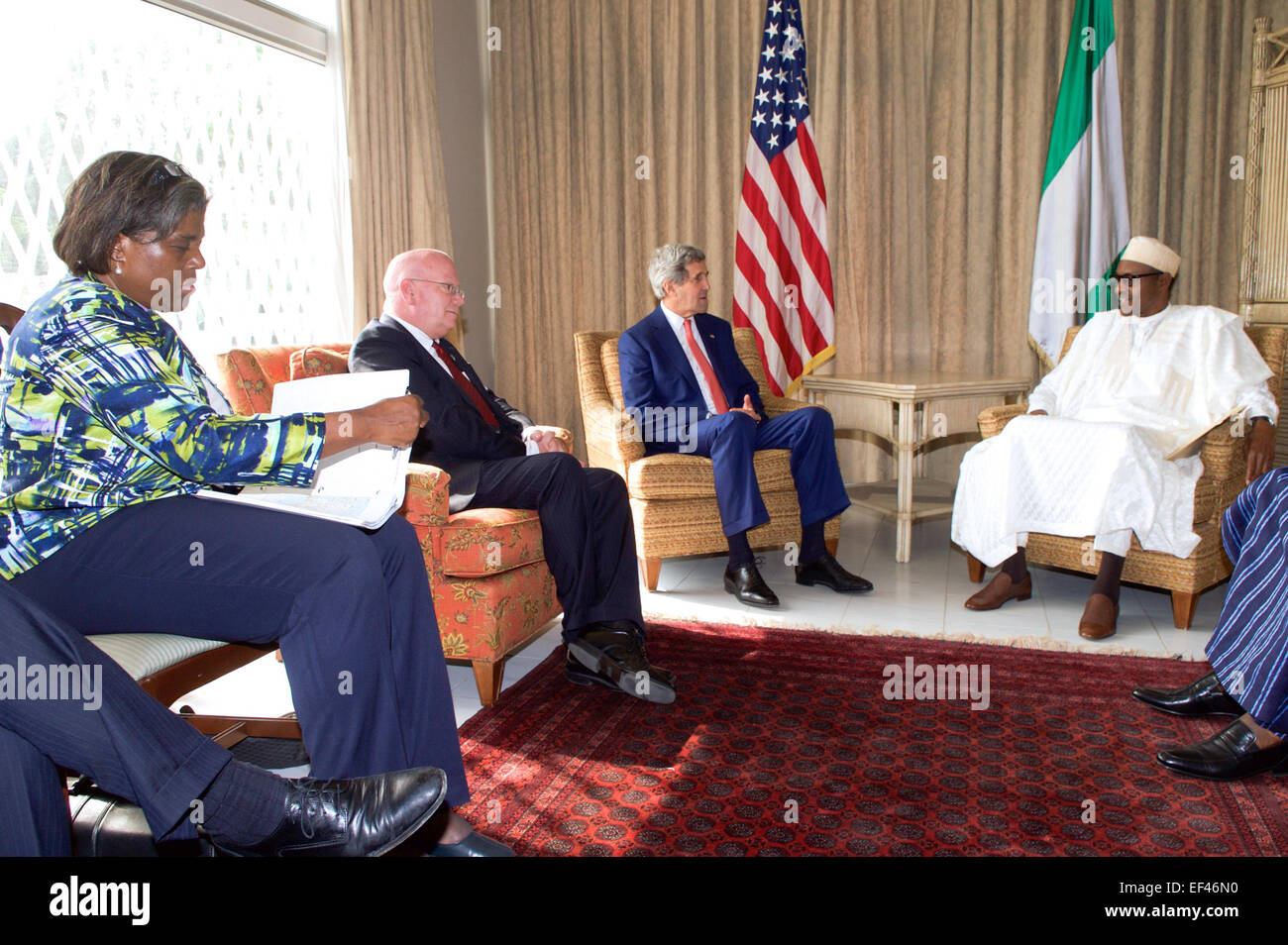 US-Außenminister John Kerry, zusammen mit Assistant Secretary Of State für afrikanische Angelegenheiten Linda Thomas-Greenfield und US-Botschafter in Nigeria James Entwistle, sitzt mit ehemaliger Major-General Muhammadu Buhari, der nigerianische Präsident Goodluck Jonathan ist eine Herausforderung für eine Wiederwahl in das US-Generalkonsulat Residenz in Lagos, Nigeria, während einer Reihe von Sitzungen in Lagos am 25. Januar 2015, drängen beide Kandidaten akzeptieren die Ergebnisse ihrer bevorstehenden Parlamentswahlen Stimme. Stockfoto