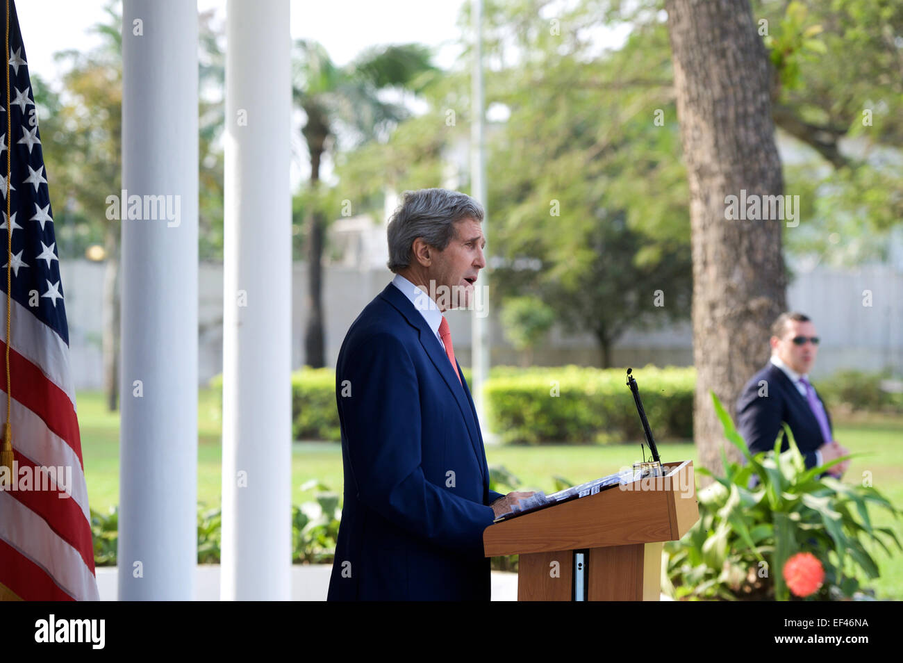 US-Außenminister John Kerry Adressen Reporter während einer Pressekonferenz in das US-Generalkonsulat Residenz in Lagos, Nigeria, nachdem er mit der nigerianische Präsident Goodluck Jonathan und seine Wiederwahl Herausforderer zog sich Major-General Muhammadu Buhari, in Lagos am 25. Januar 2015, für Sitzungen drängen beide Kandidaten, die Ergebnisse ihrer bevorstehenden Parlamentswahlen Abstimmung zu akzeptieren. Stockfoto