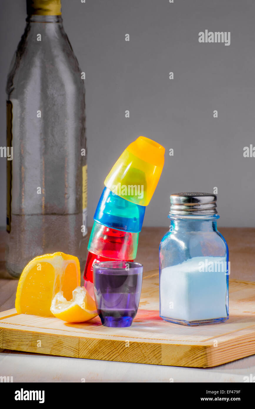Shooter Gläser in verschiedenen Farben übereinander in die Seite des anderen und Kopf, als ob nur entleert, mit einem Glas, noch Stockfoto