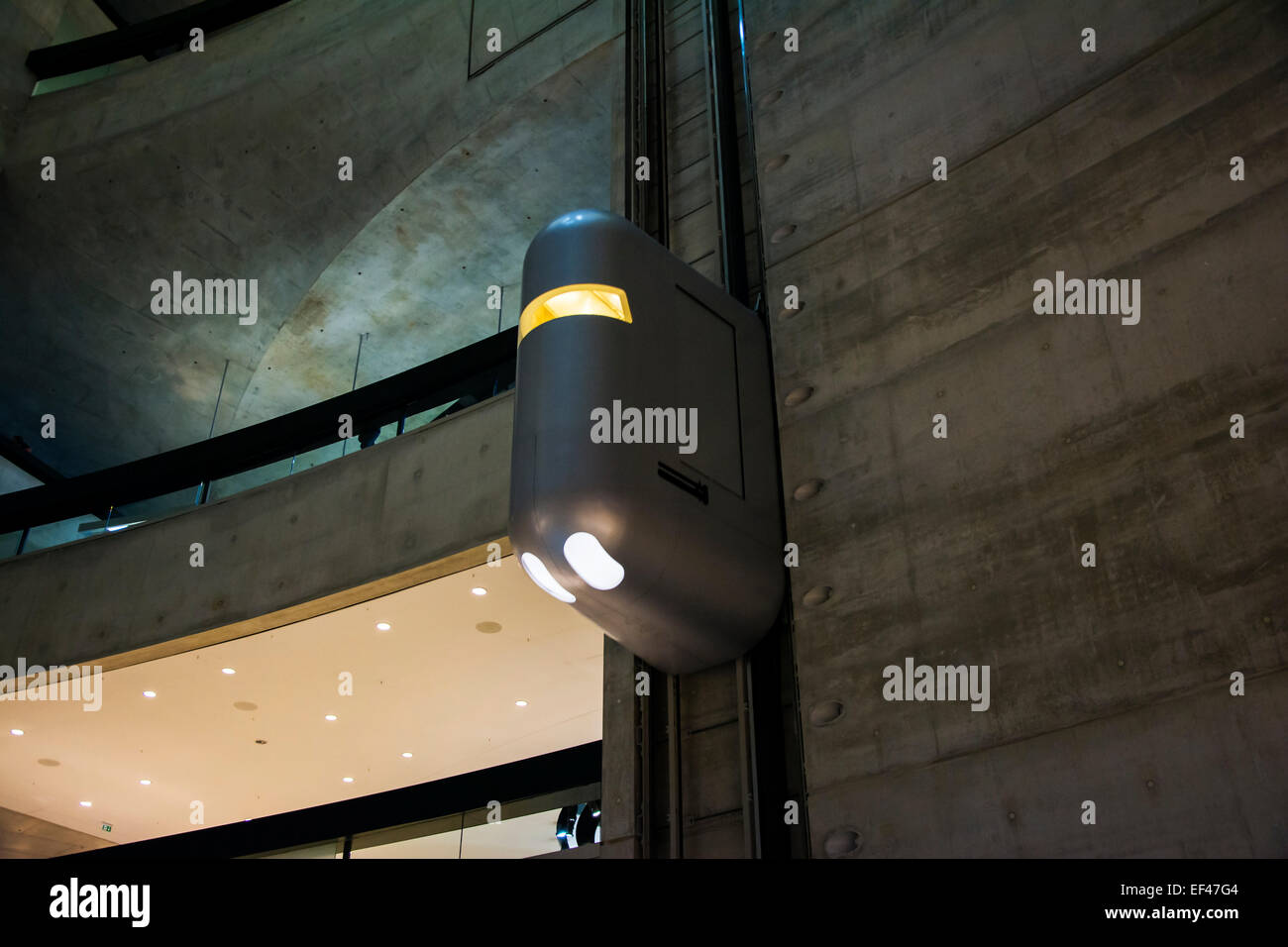 Mercedes-Benz Museum, Stuttgart, Deutschland-Dezember 7. 2014:Elevator im Inneren des Museums Stockfoto