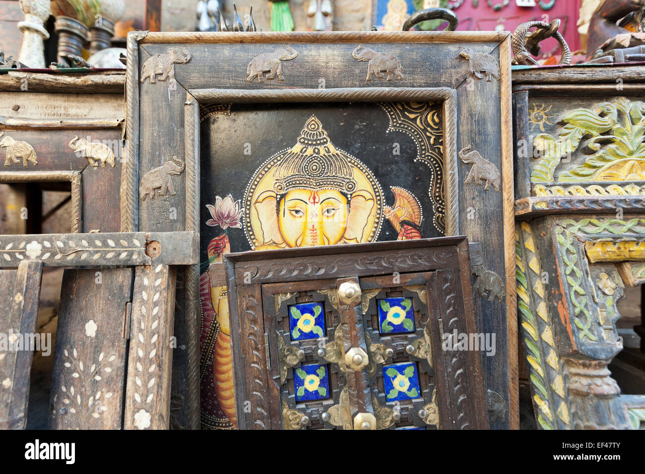 Jaisalmer, Indien. Artikel zum Verkauf auf einem Straßenmarkt in Jaisalmer Fort. Enthält gerahmtes Portrait von Ganesh Stockfoto