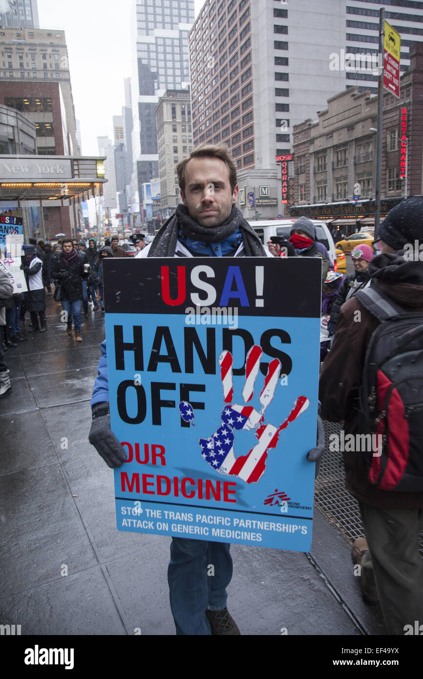 New York, USA. 26. Januar 2015. New Yorker protestieren die geheimen Verhandlungen um die Trans-Pacific Partnership, ein Handelsabkommen zwischen den USA und 11 andere Nationen in NYC wird durch "Big Money" Konzerne und Abschottung von der Stimme von 99 %, wie es der durchschnittliche Arbeiter von vielen Ländern als auch die Umwelt auswirken wird. Bildnachweis: David Grossman/Alamy Live-Nachrichten Stockfoto