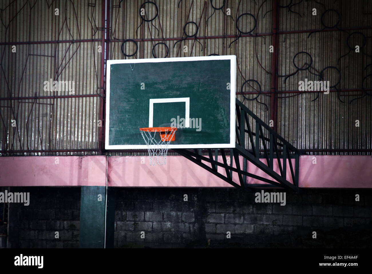 Es ist ein Foto eines Details ein indoor Basketball-Spielplatz. Wee siehe das Board mit dem Ring. Stockfoto