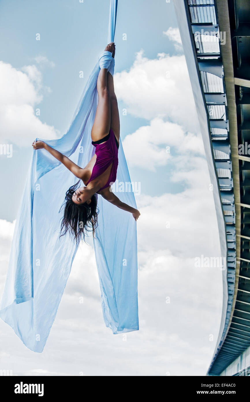 Junge Frau Turnerin. Auf Stadt und Himmel Hintergrund. Stockfoto