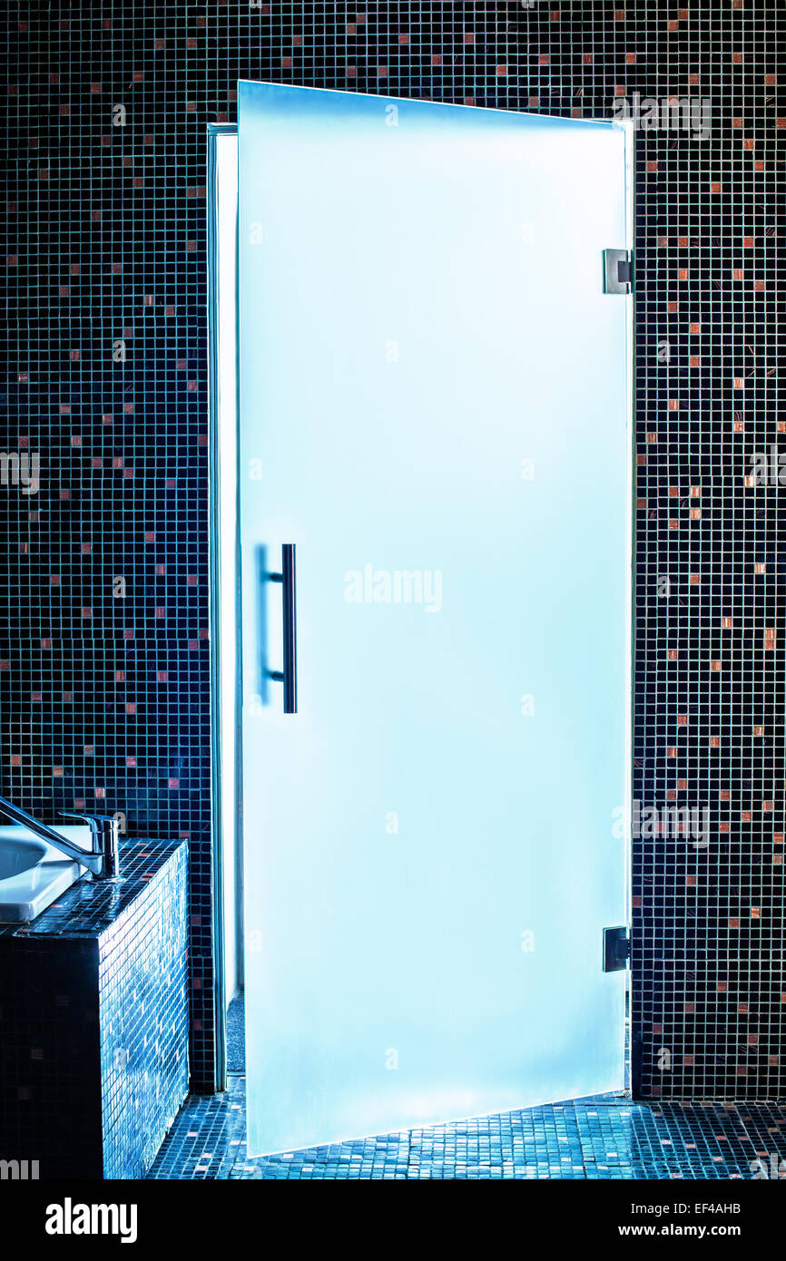 Moderne Glas-Tür im Bad. Stockfoto