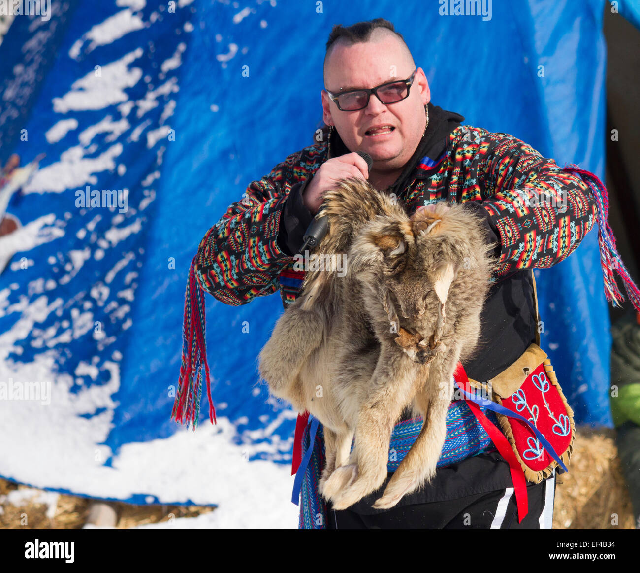 Ojibway Erzähler erzählt die Geschichte von wie die Got Its Schildkrötenpanzer gedrückter ein Kojote Pelz beim winterfest Stockfoto