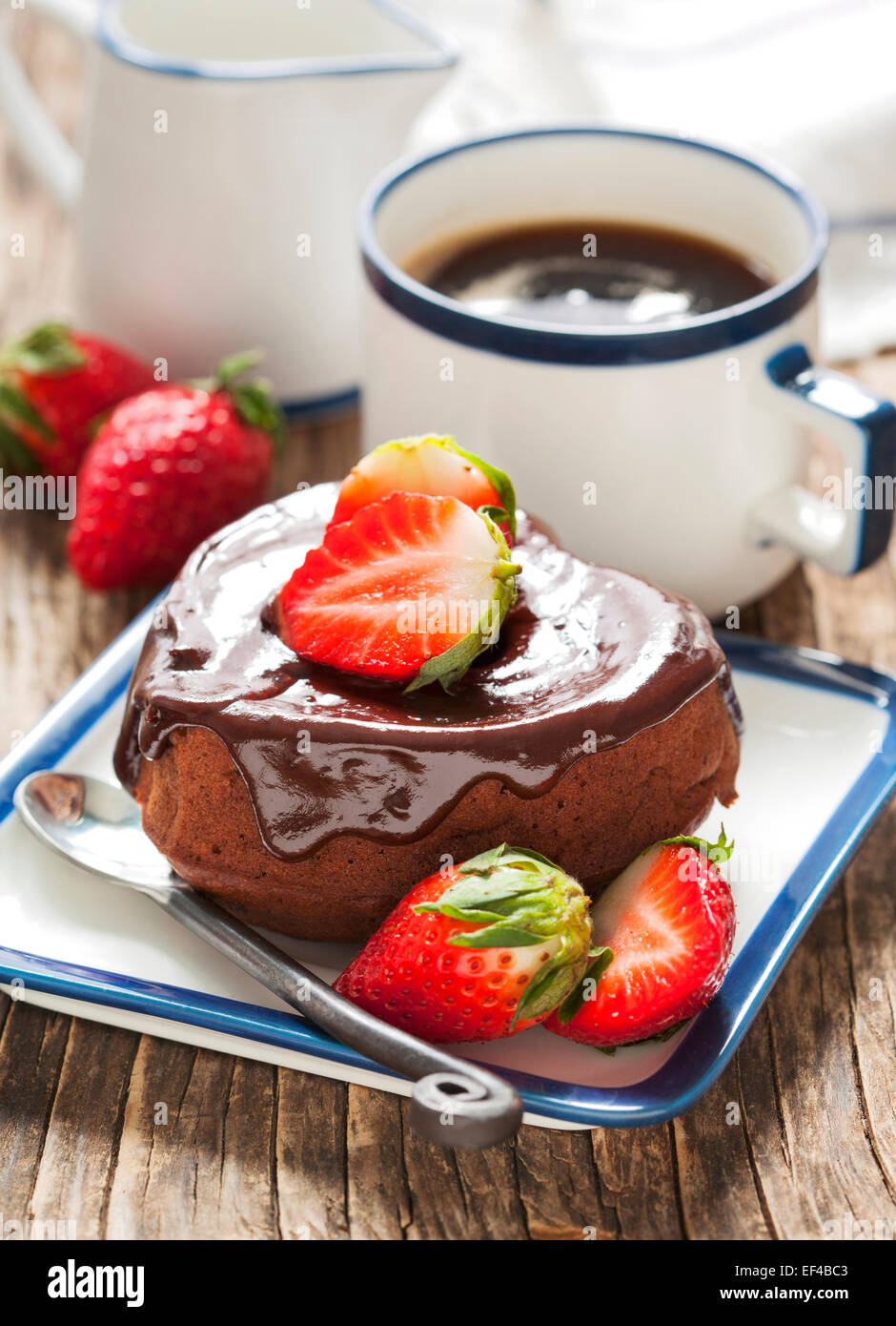 Schokoladenkuchen mit Erdbeere in Herzform Stockfoto