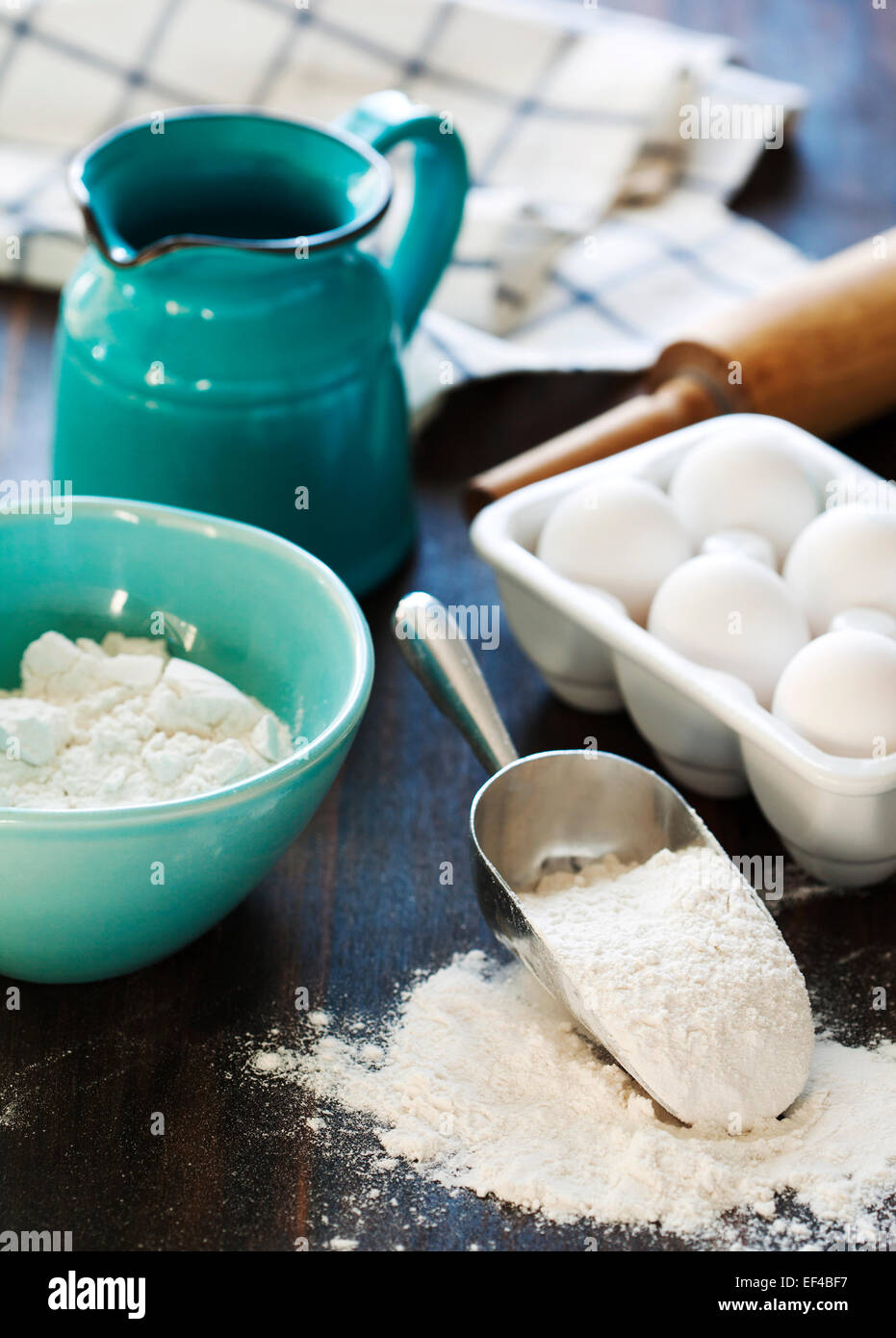 Mehl und Eiern auf einem Holztisch Stockfoto