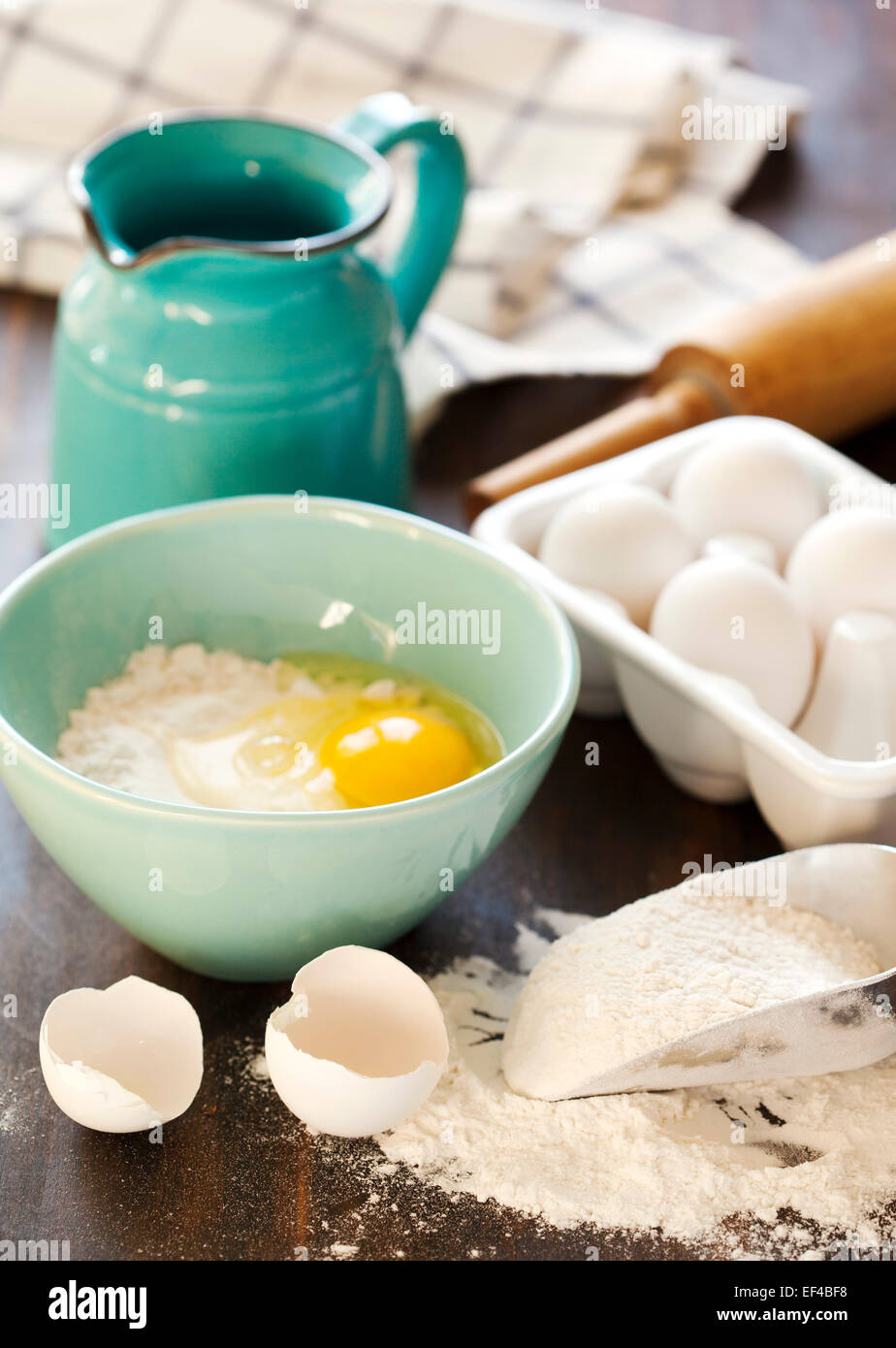 Mehl und Eiern auf einem Holztisch Stockfoto