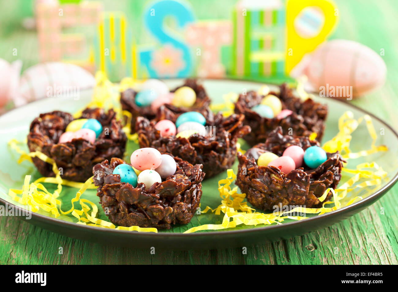 Easter crispy nest cake -Fotos und -Bildmaterial in hoher Auflösung – Alamy