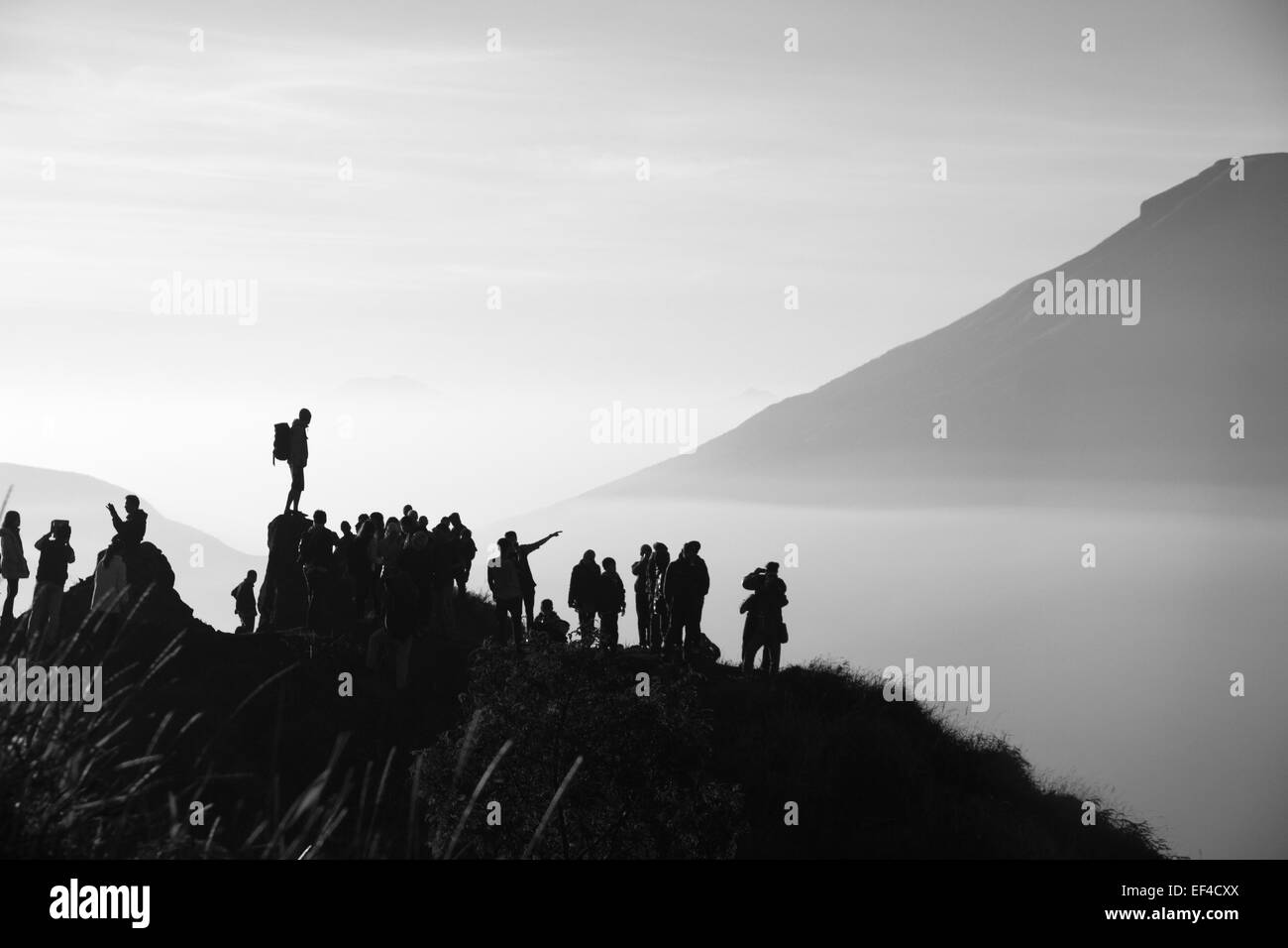 Von der Spitze des Mount Dieng Bergsteiger warten auf den Sonnenaufgang gründeten sie Zelte im Hügelland um die Nacht zu verbringen. Stockfoto