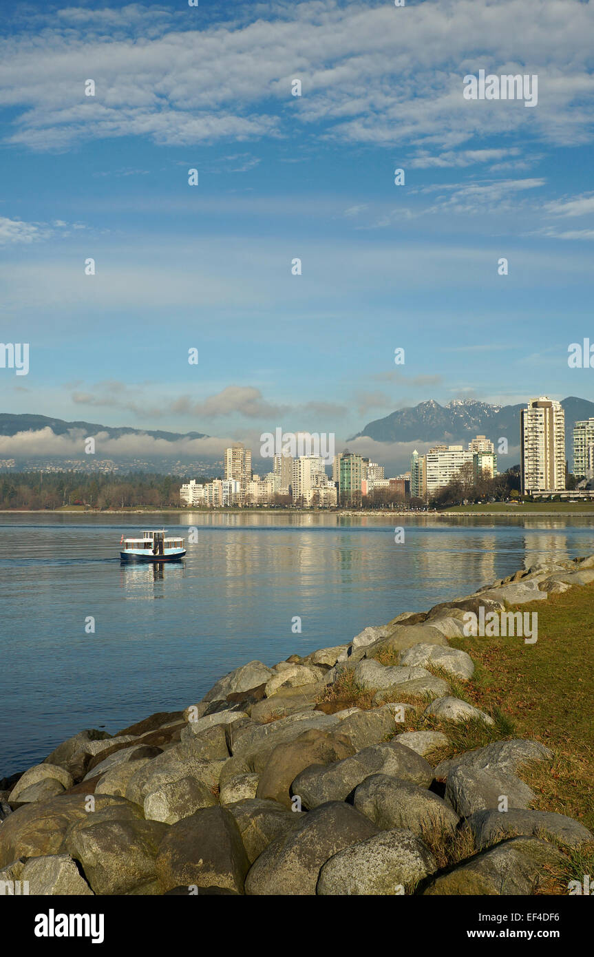 Ein False Creek Fähre auf die English Bay mit West End und die North Shore Berge im Hintergrund, Vancouver, BC, Kanada Stockfoto