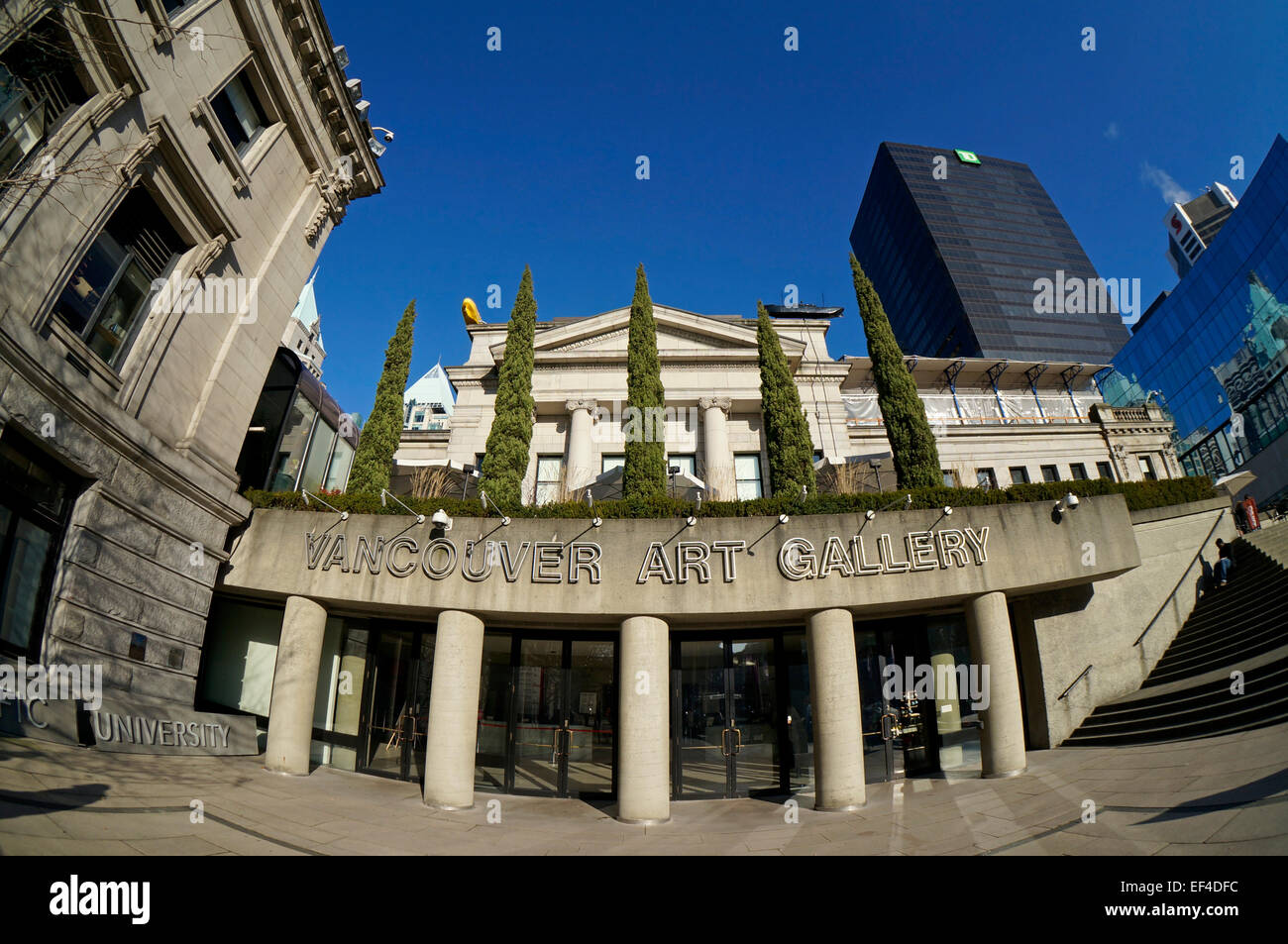 Fisheye-Objektiv-Blick auf den Eingang der Vancouver Art Gallery in der Innenstadt von Vancouver. BC, Kanada Stockfoto