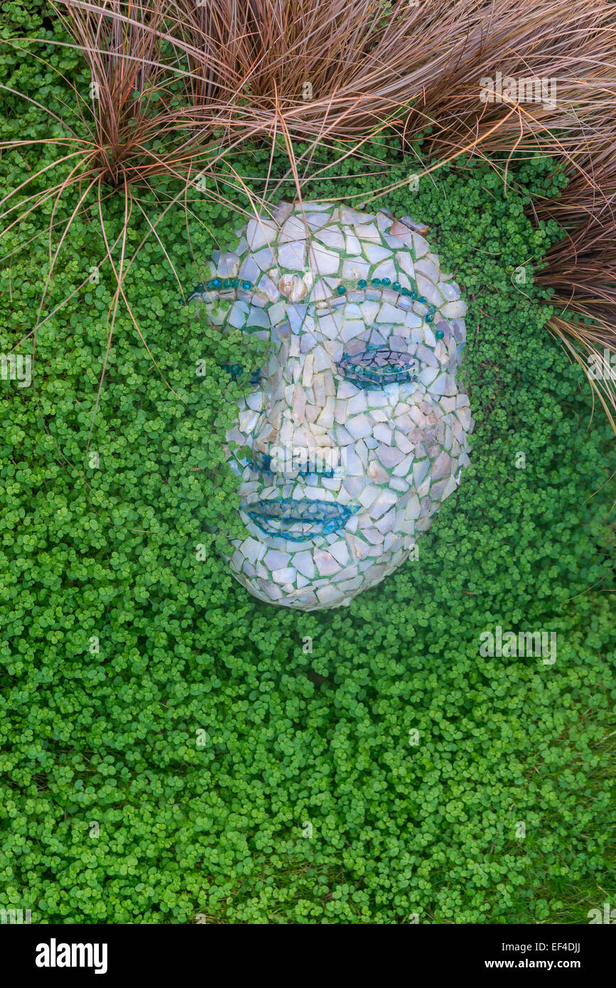 Gaia erdgöttin Gesicht in Garten, der Muttart Conservatory, Edmonton, Alberta, Kanada Stockfoto