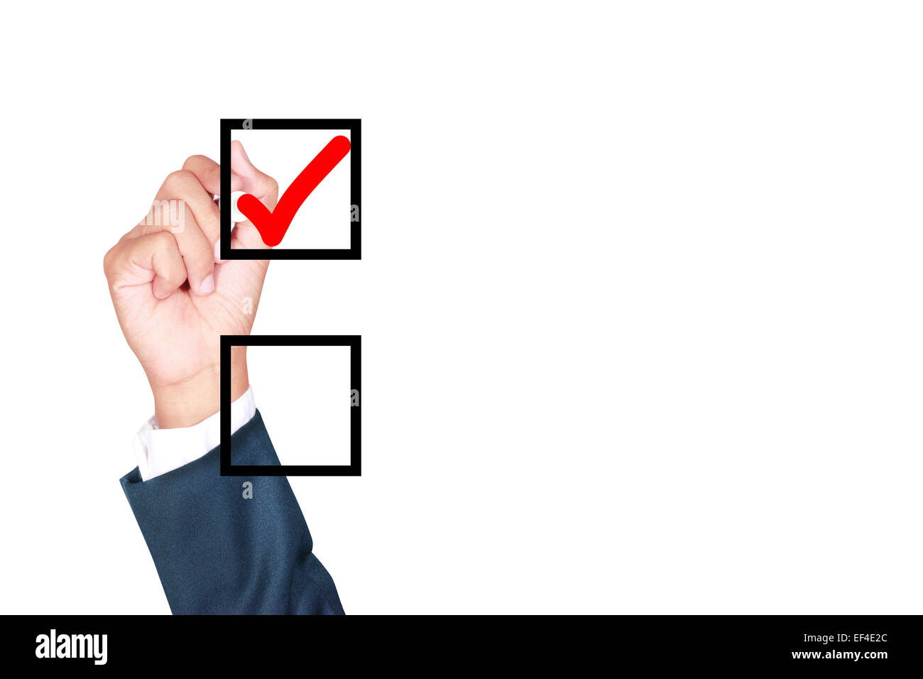 Häkchen mit textfreiraum von Geschäftsmann auf Whiteboard weißen Hintergrund zeichnen Stockfoto