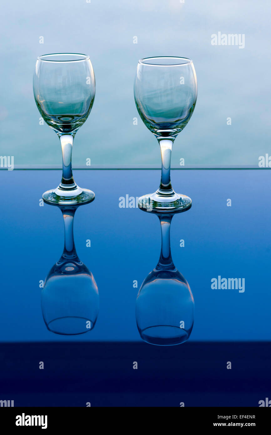 Wassergläser auf einem Tisch blau Stockfoto