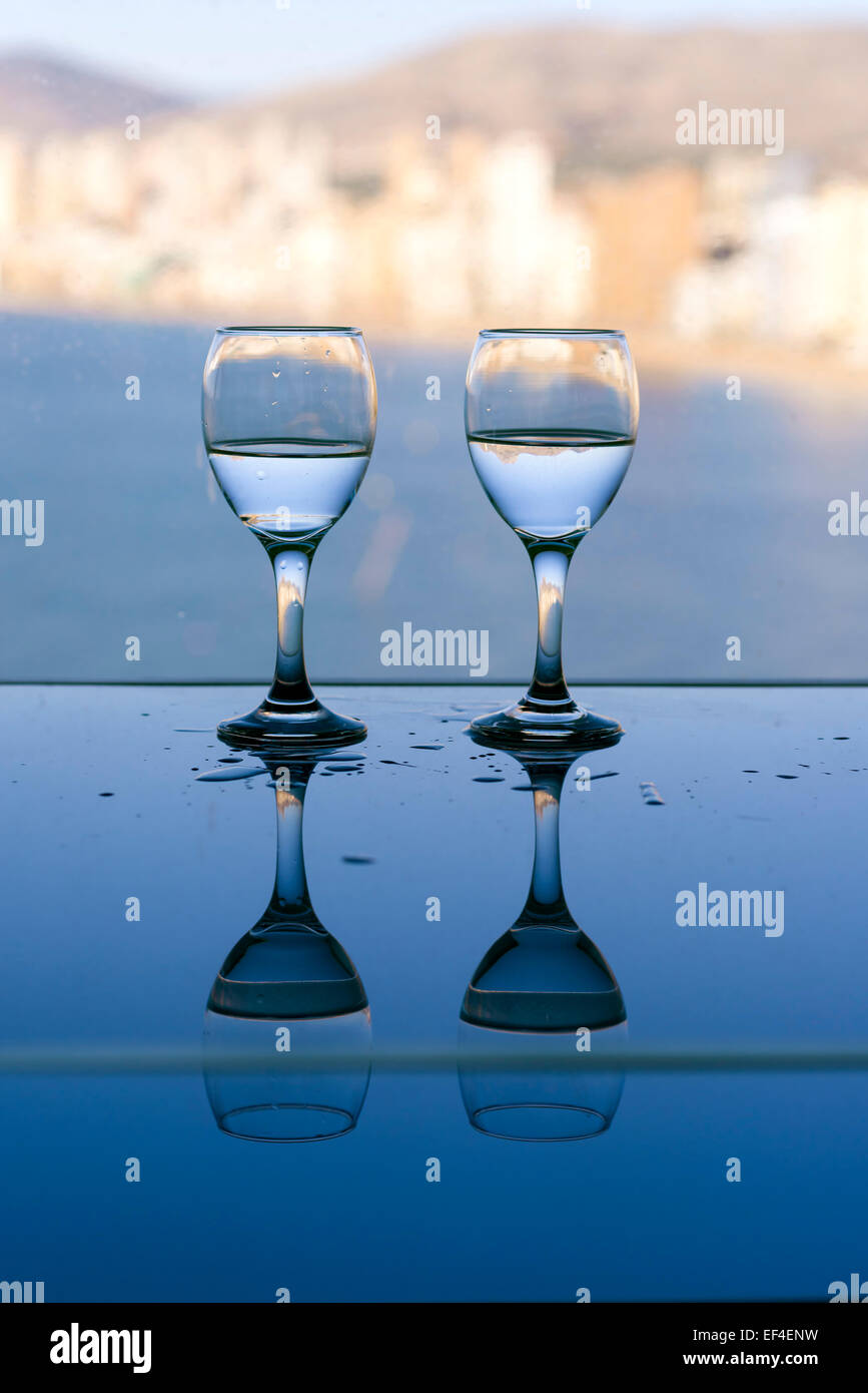 Wassergläser auf einem Tisch blau Stockfoto
