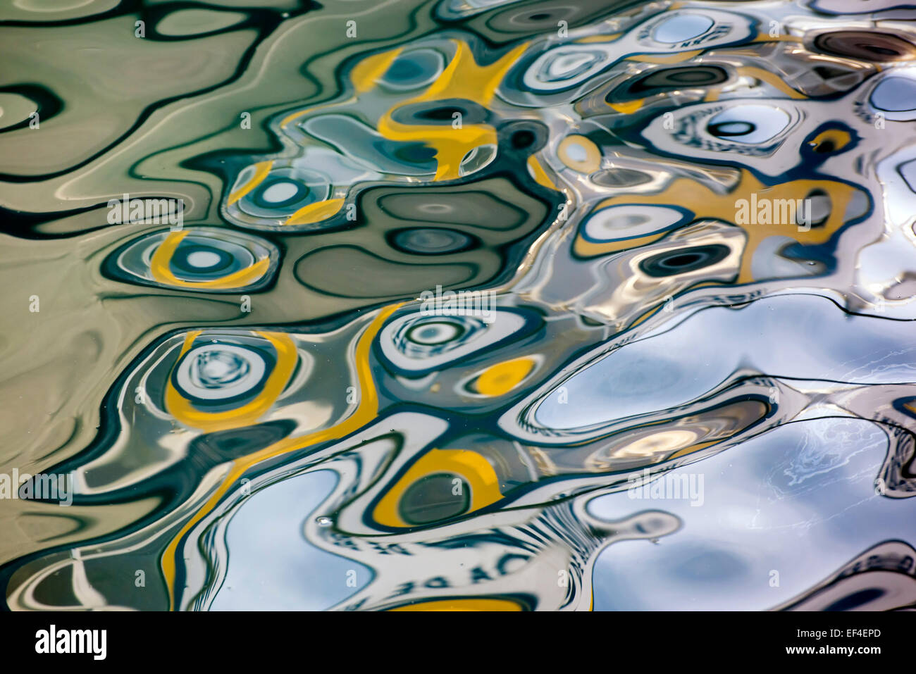 abstrakten Überlegungen der Boote im Hafen Wasser Stockfoto