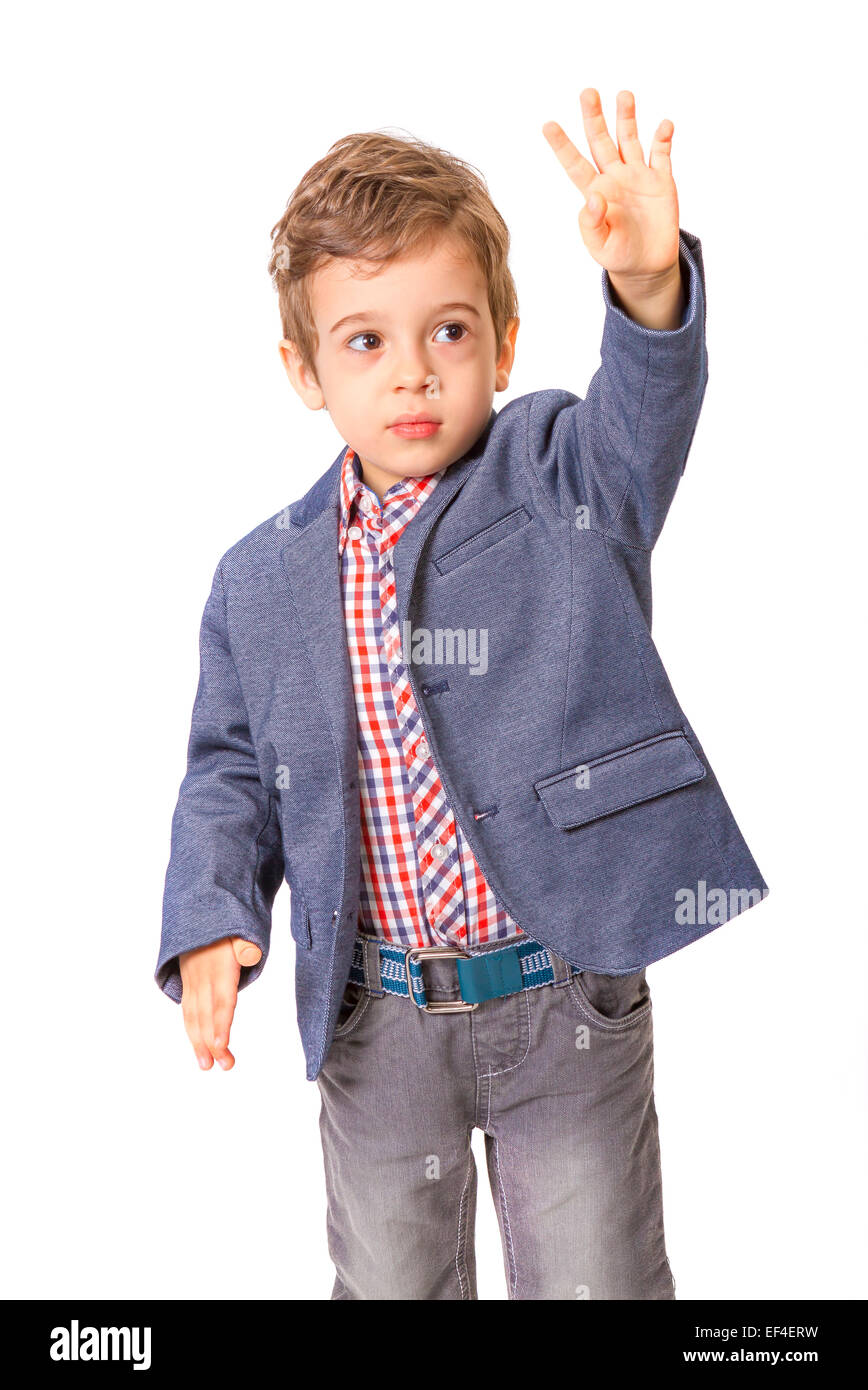 Kleiner Junge mit Jacke und seine Hand hob auf weißem Hintergrund Stockfoto