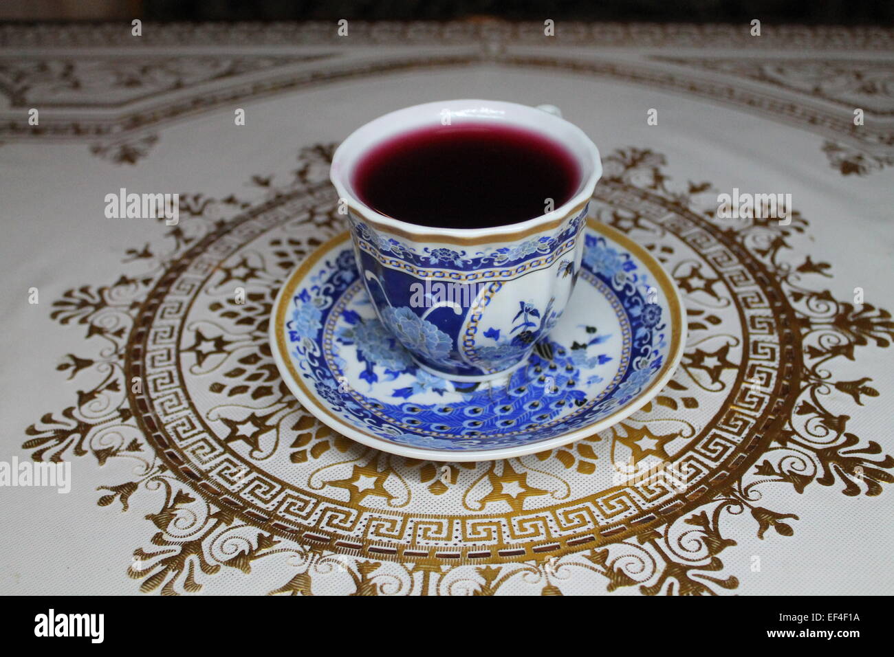 blaue Porzellantasse mit rosa Beeren Gelee bleiben auf Goldener Kreis Stockfoto