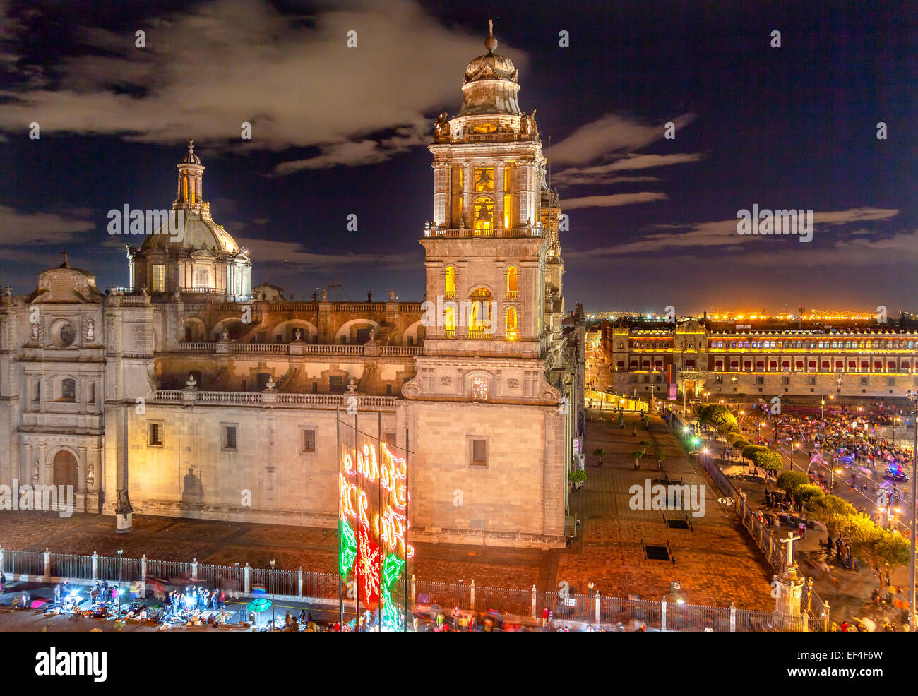 Metropolitan Cathedral und des Präsidenten Palast in Zocalo von Mexiko-Stadt, in der Nacht Stockfoto