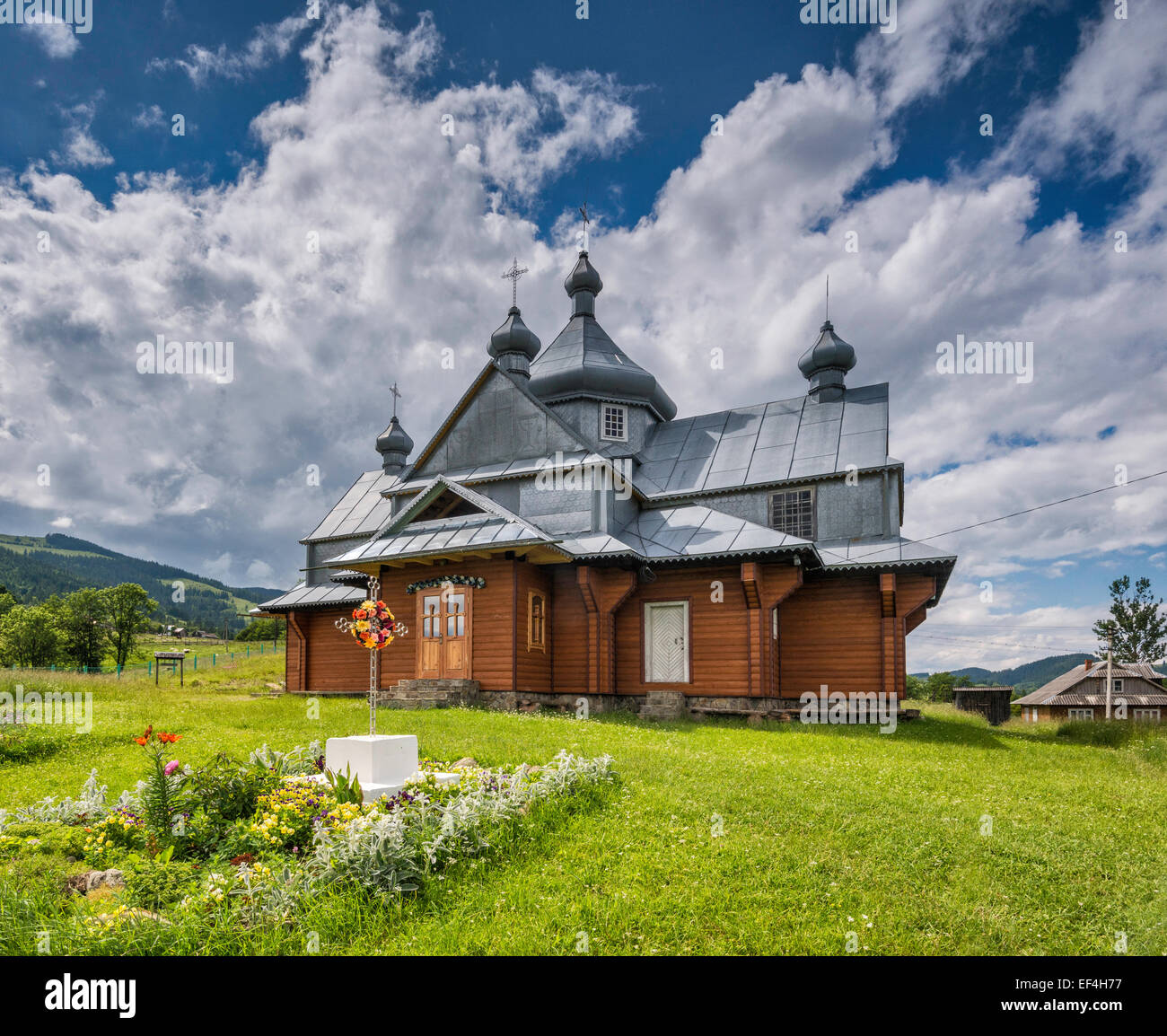 Griechisch-katholische Kirche im Dorf Bukovets, Karpaten, Huzulen Region, Prykarpattia Region, Ukraine Stockfoto