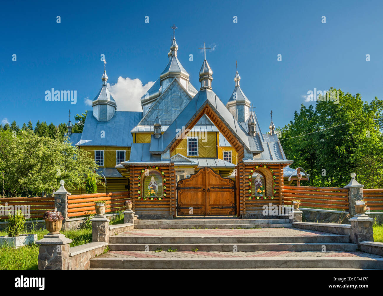 Griechisch-katholische Kirche in Stadt Verkhovyna, Karpaten, Ukraine Huzul Region, Pokuttya, Prykarpattia Region Stockfoto