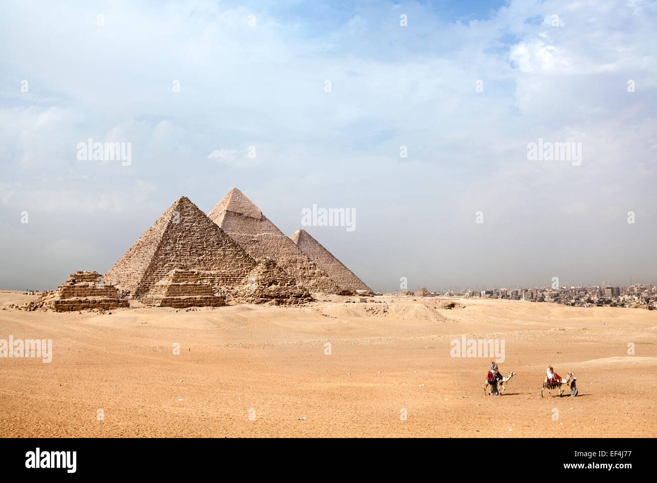 Pyramiden von Gizeh mit Kamel und Touristen zu Fuß vorbei an Stockfoto