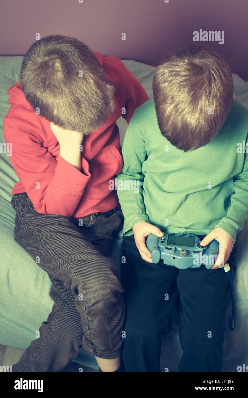 Zwei jungen im Schlafzimmer ein Videospiel spielen. Stockfoto