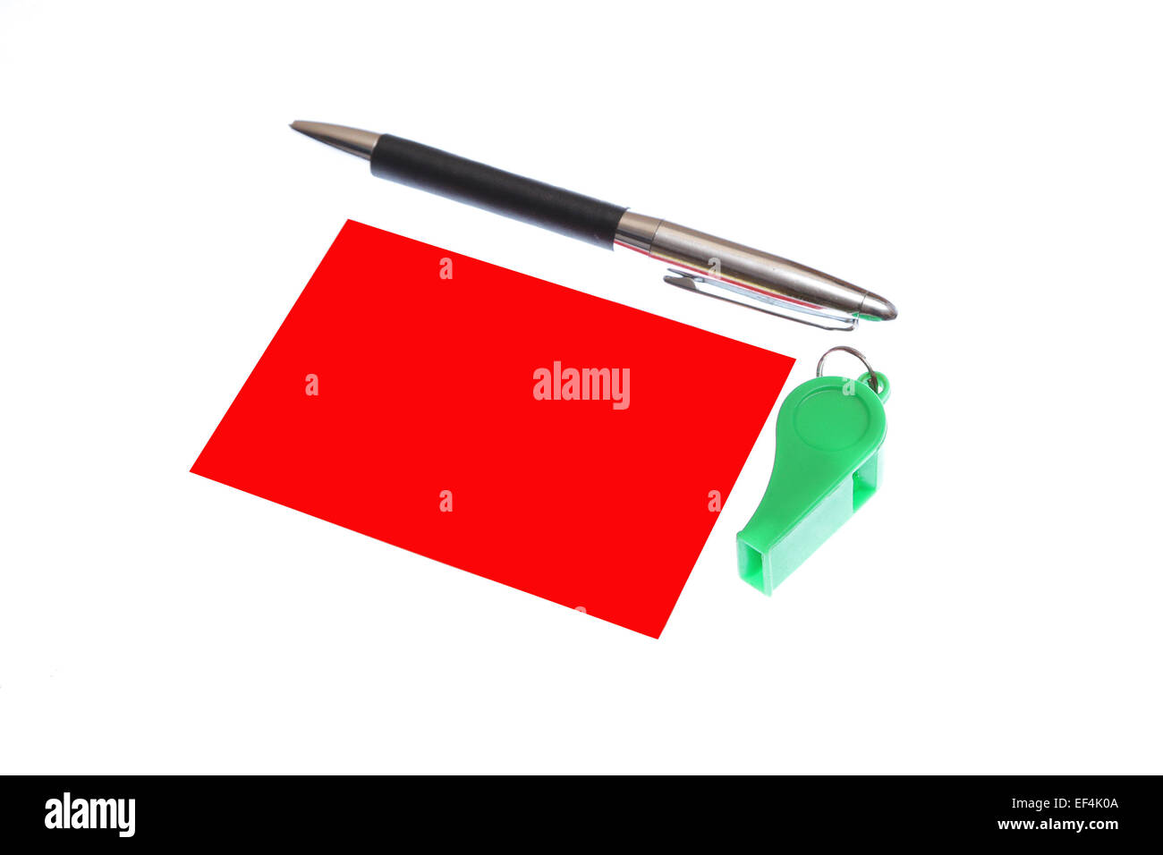grüne Kunststoff-Pfeife und rote Karte auf weißem Hintergrund Stockfoto