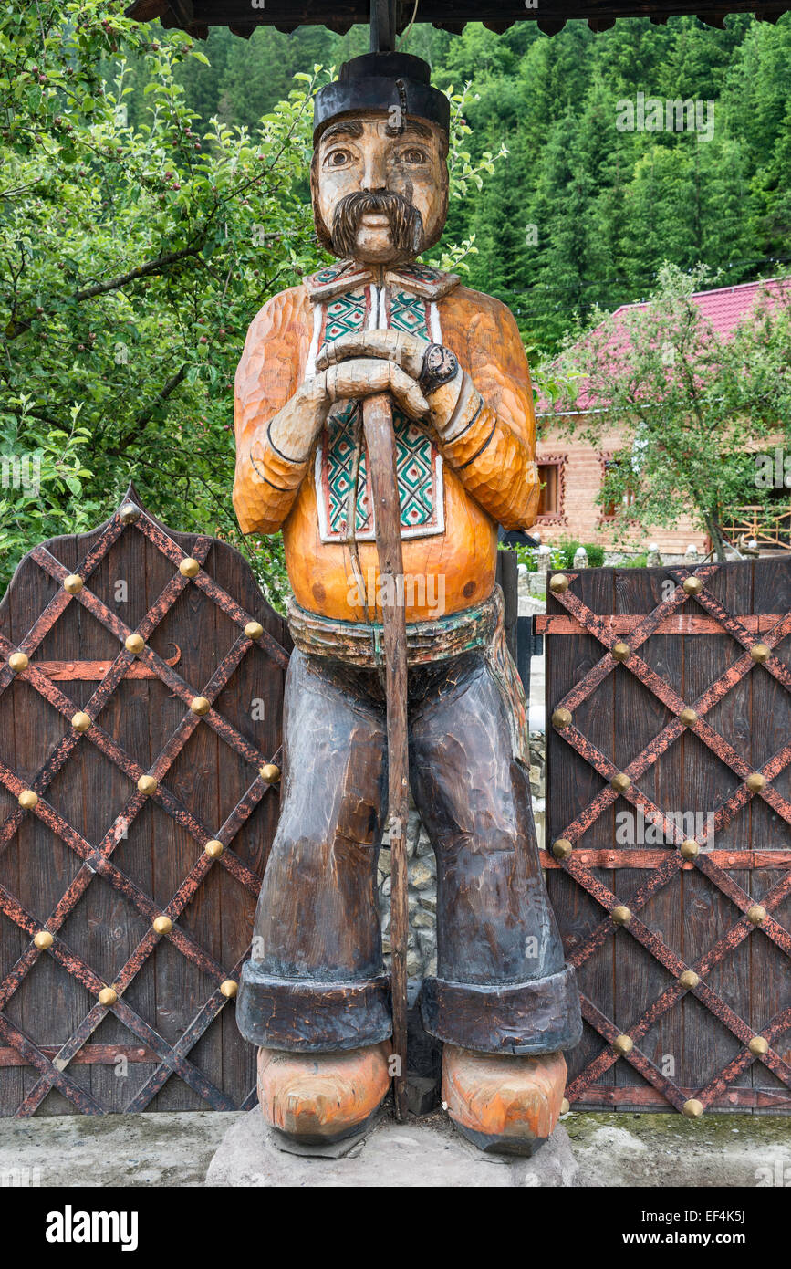 Huzulen folk Holzskulptur im Dorf Kryvorivnia, Karpaten, Huzulen Region, Pokuttya, Prykarpattia, Ukraine Stockfoto