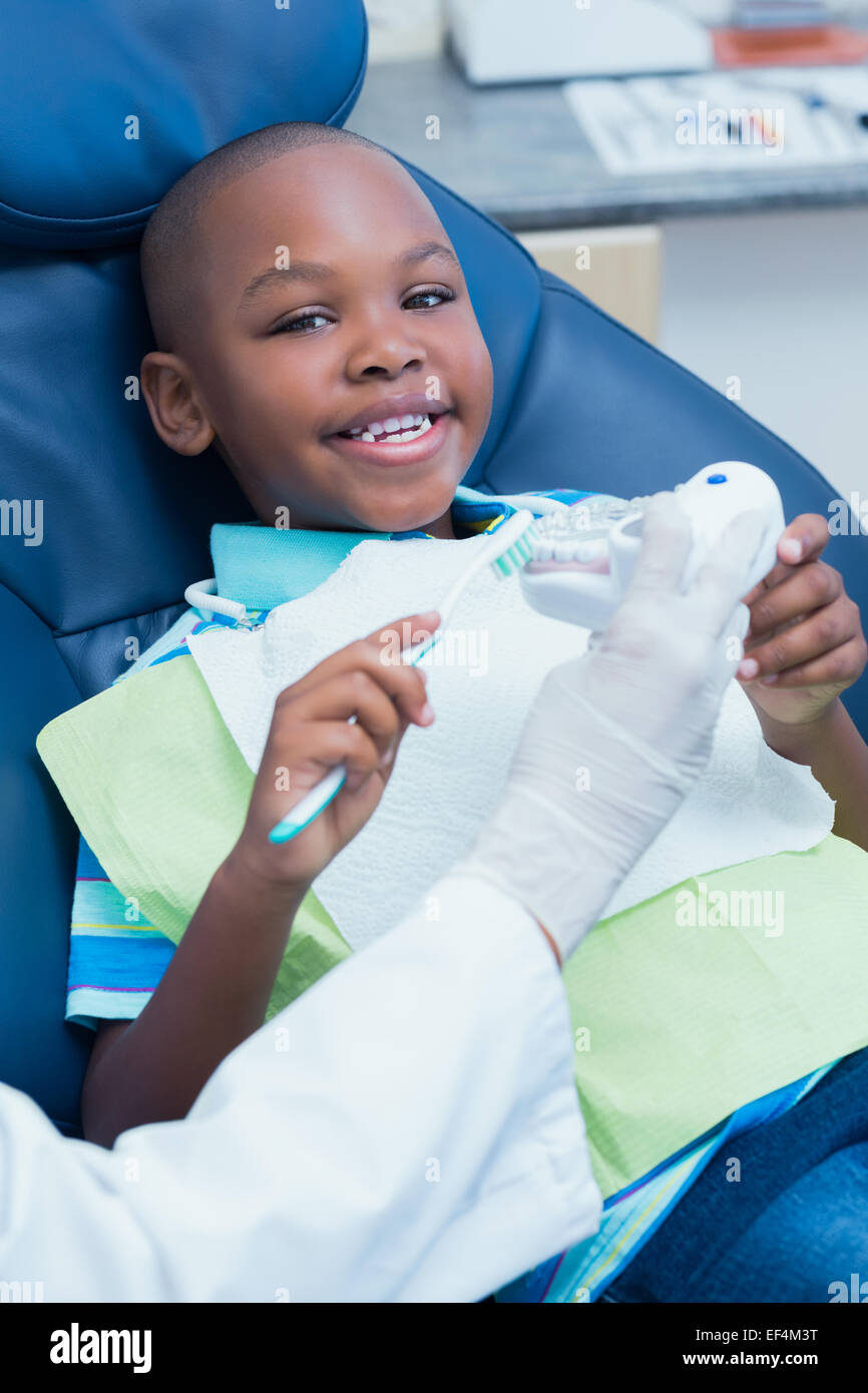 Junge beizubringen, wie man Zähne putzen Zahnarzt Stockfoto