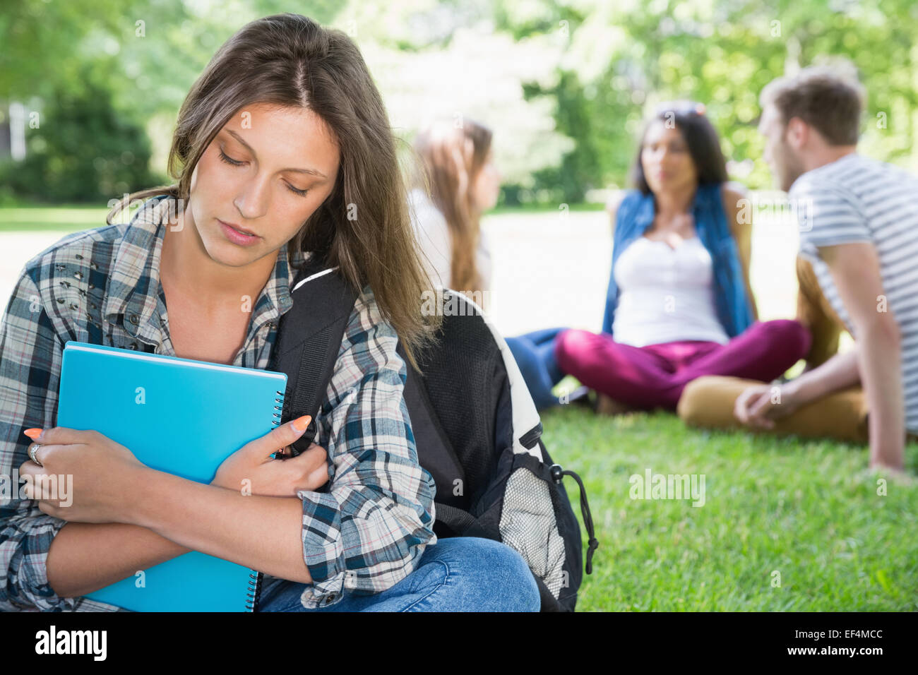 Einsamer Student Gefühl auf dem Campus ausgeschlossen Stockfoto