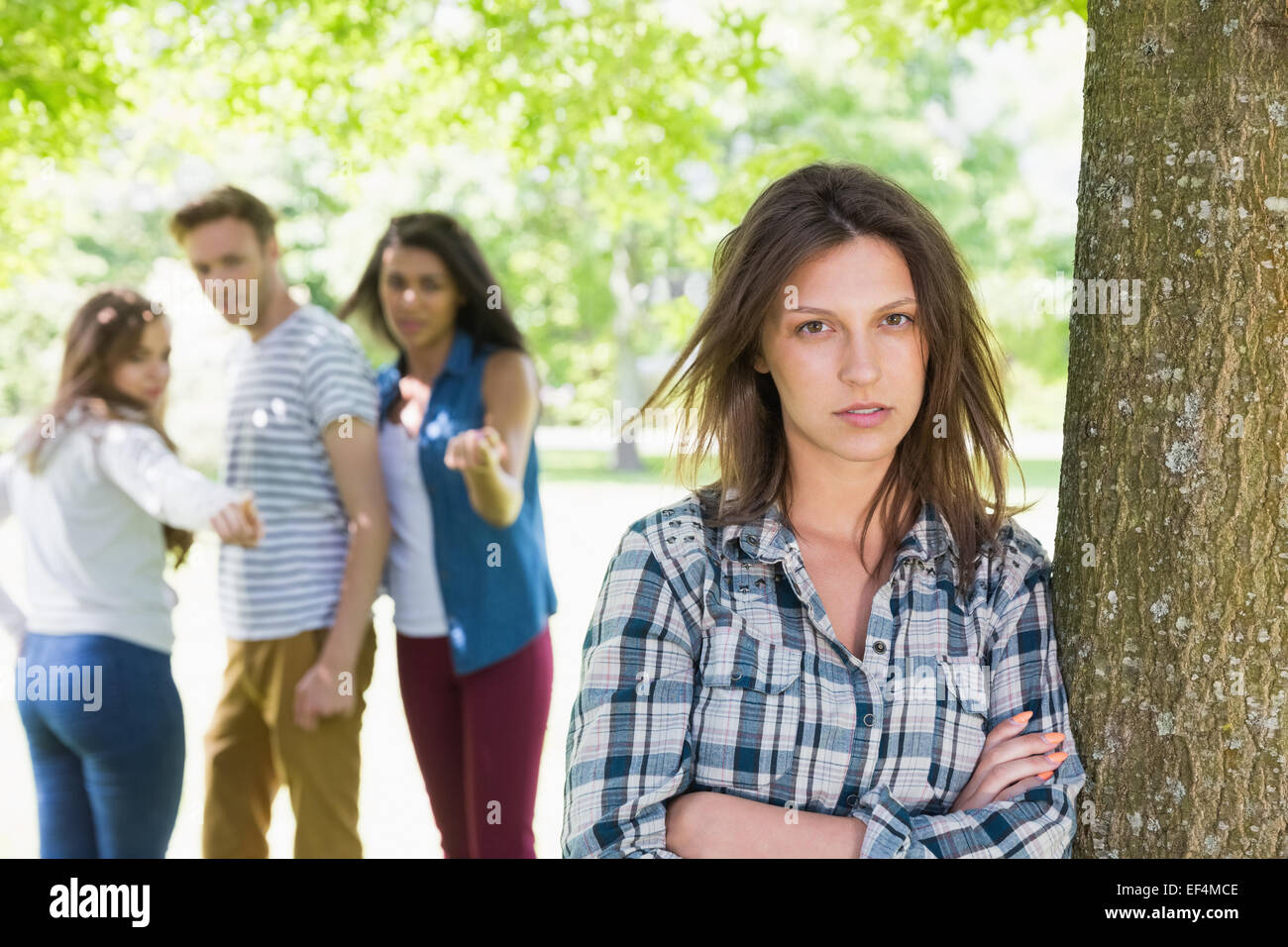 Einsamer Student von ihren Kollegen gemobbt Stockfoto