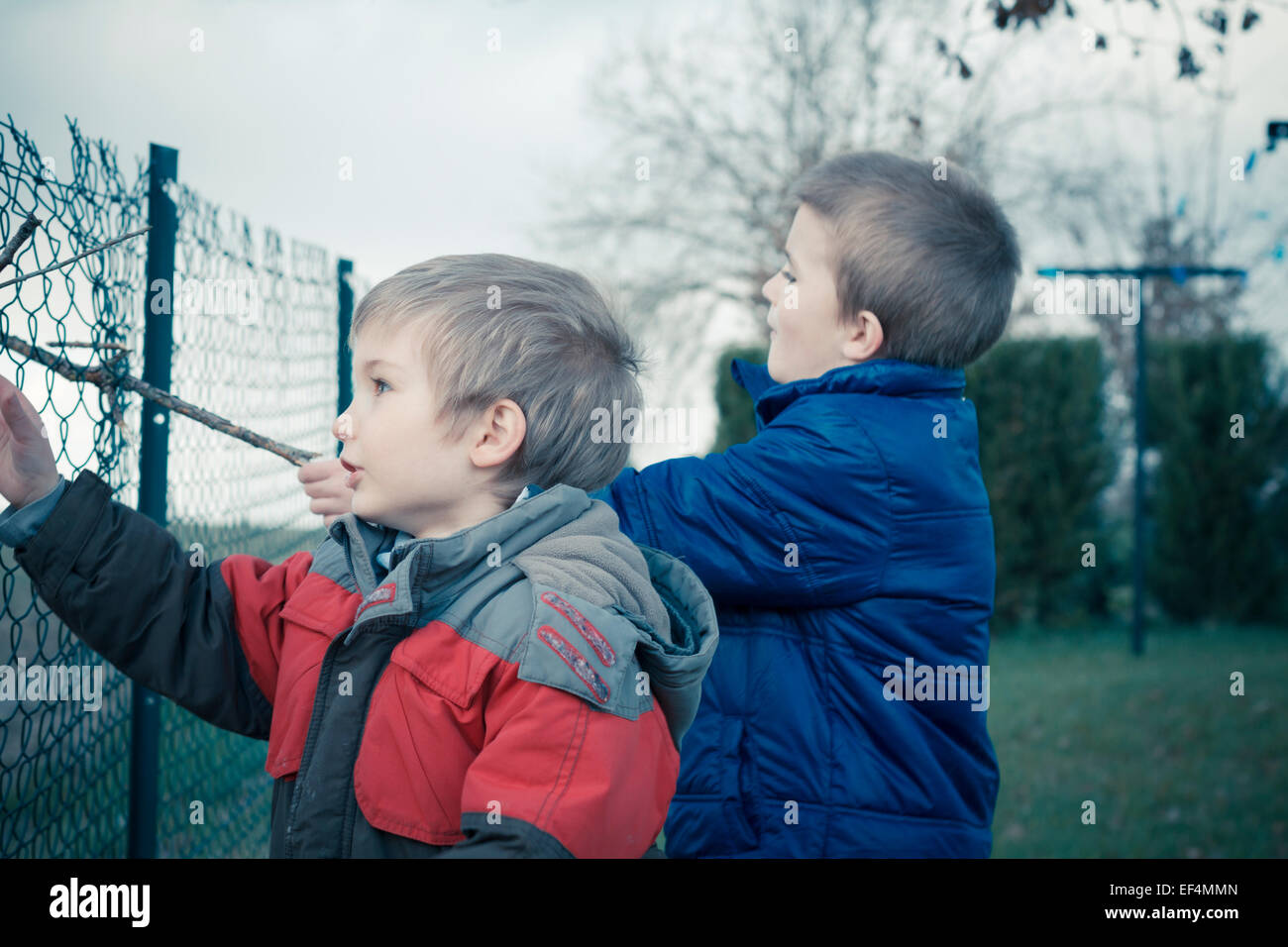 Kinder Brüder spielen im Freien Frankreich Stockfoto