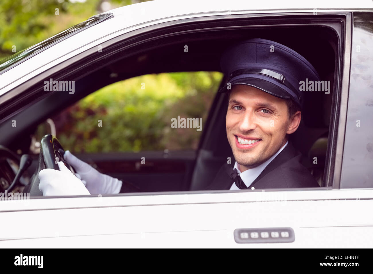 Limousinen-Fahrer in die Kamera Lächeln Stockfoto