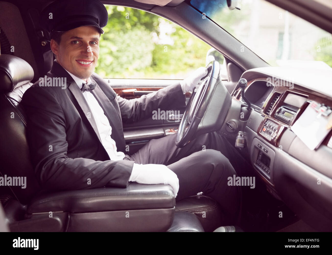 Limousinen-Fahrer in die Kamera Lächeln Stockfoto