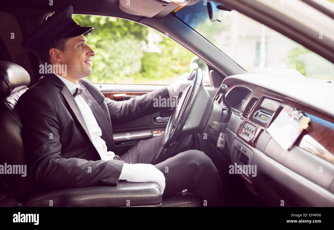 Limousinen-Fahrer fahren und lächelnd Stockfoto