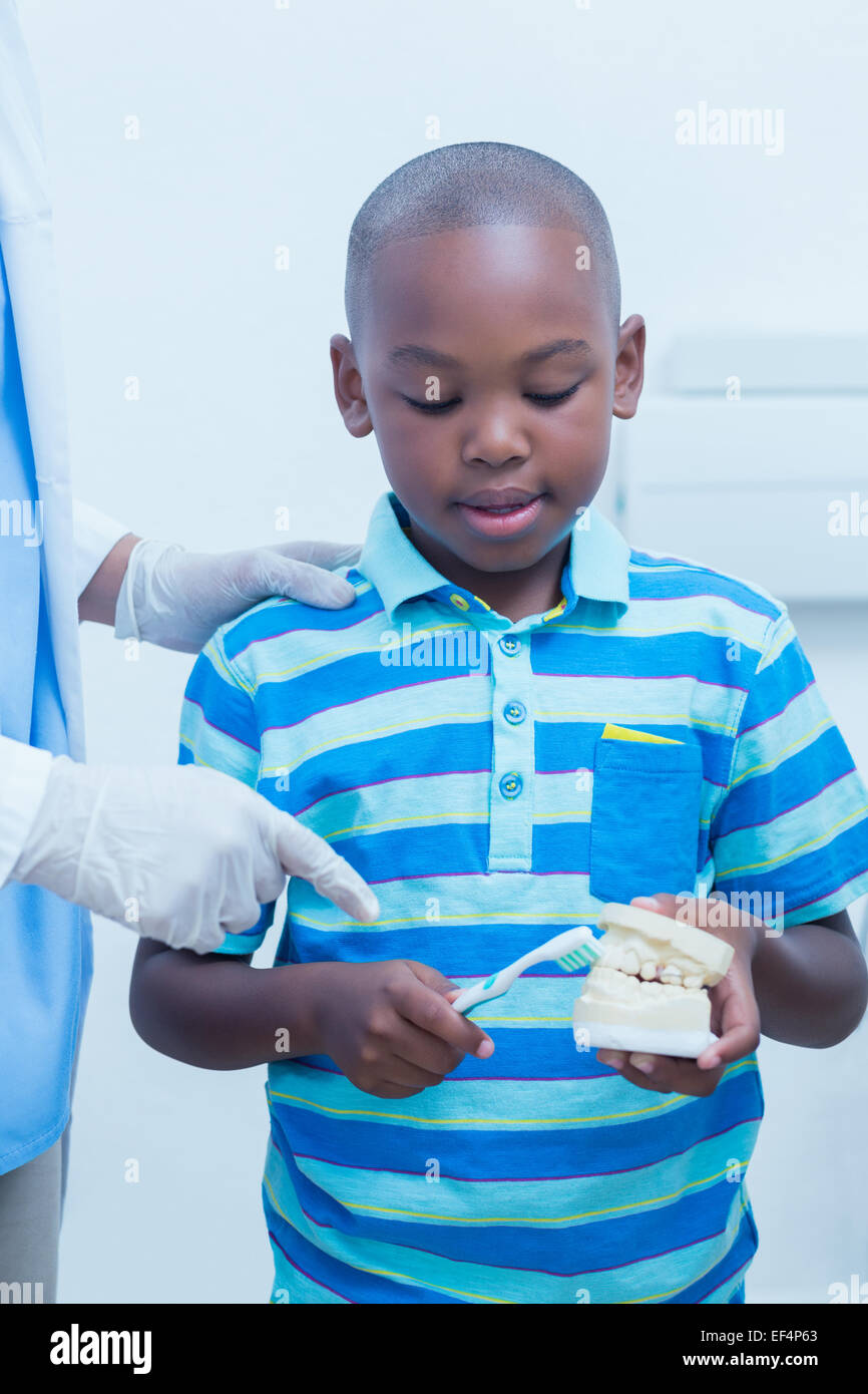 Junge beizubringen, wie man Zähne putzen Zahnarzt Stockfoto