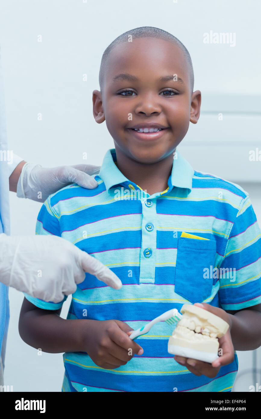 Junge beizubringen, wie man Zähne putzen Zahnarzt Stockfoto