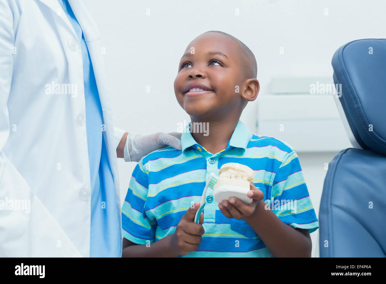 Junge beizubringen, wie man Zähne putzen Zahnarzt Stockfoto