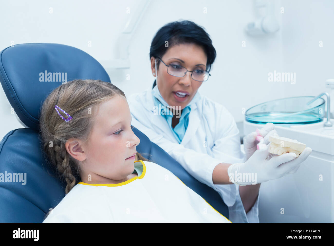 Mädchen beibringen, wie man Zähne putzen Zahnarzt Stockfoto
