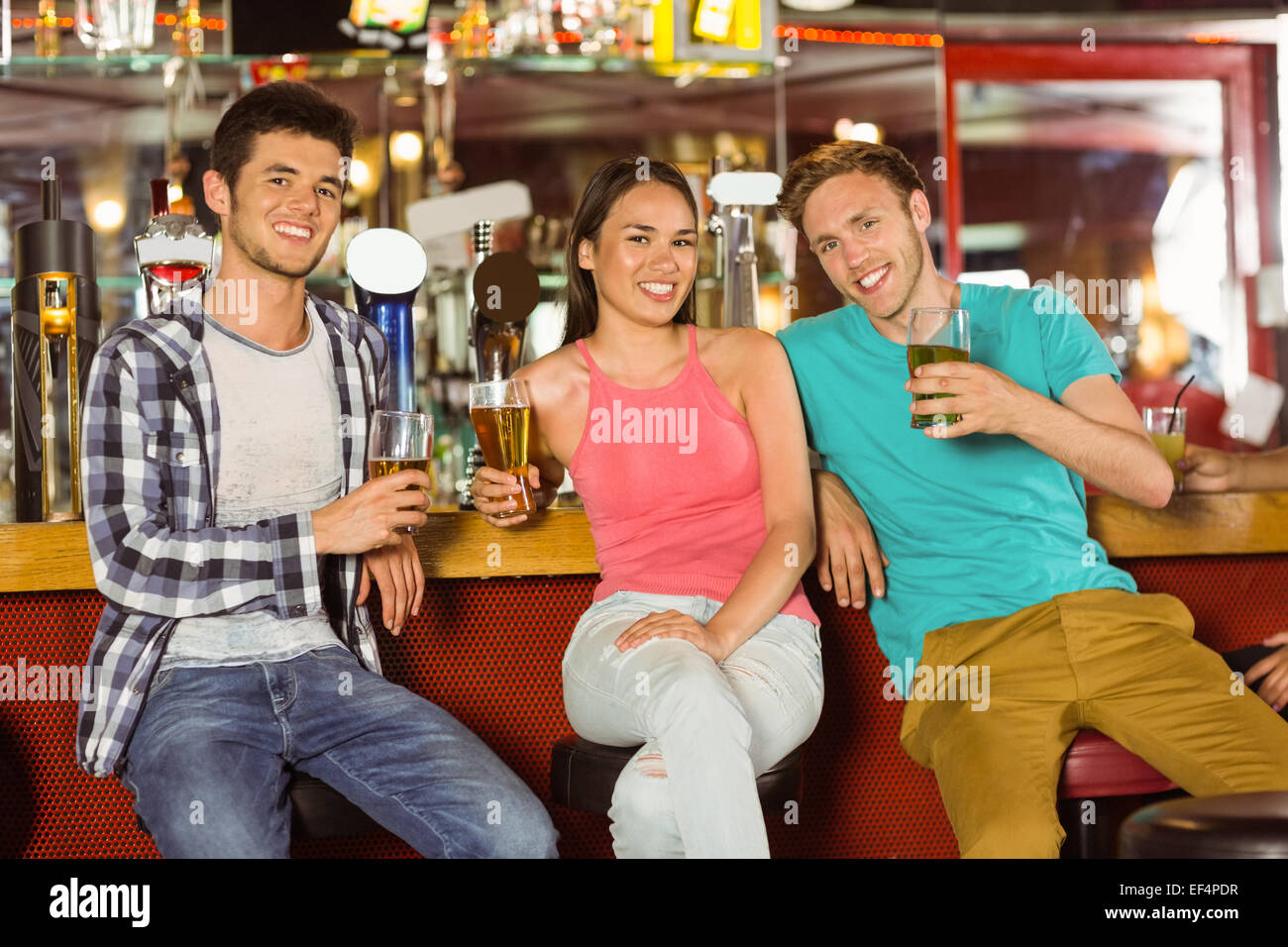 Lächelnden Freunde, trinken Bier zusammen Stockfoto