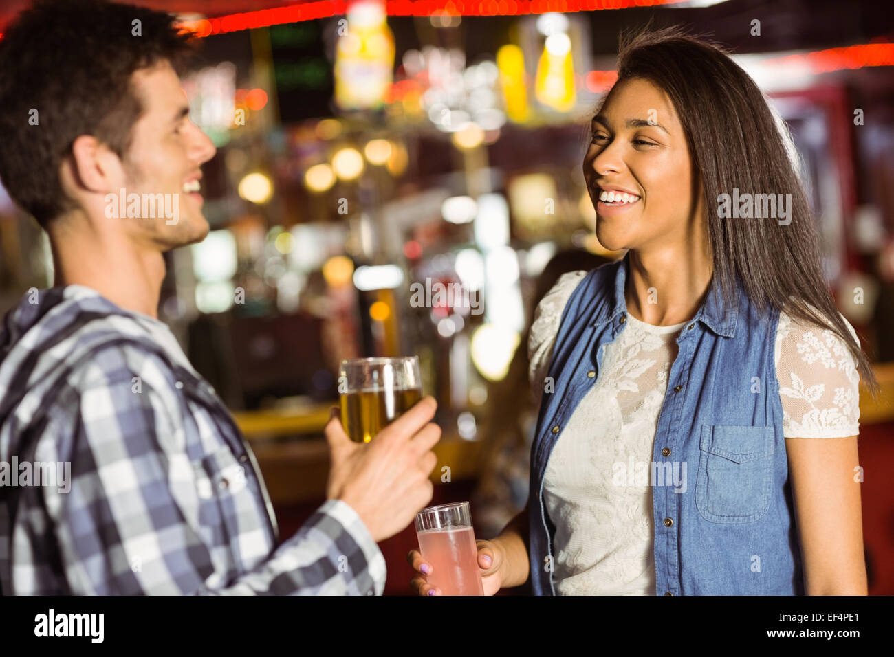 Lächelnden Freunde trinken Bier und Mixgetränk Stockfoto