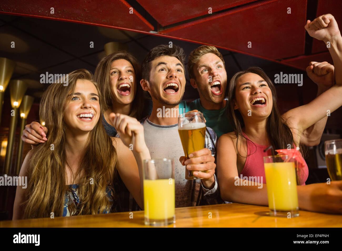 Glückliche Freunde Bier trinken und zusammen jubeln Stockfoto