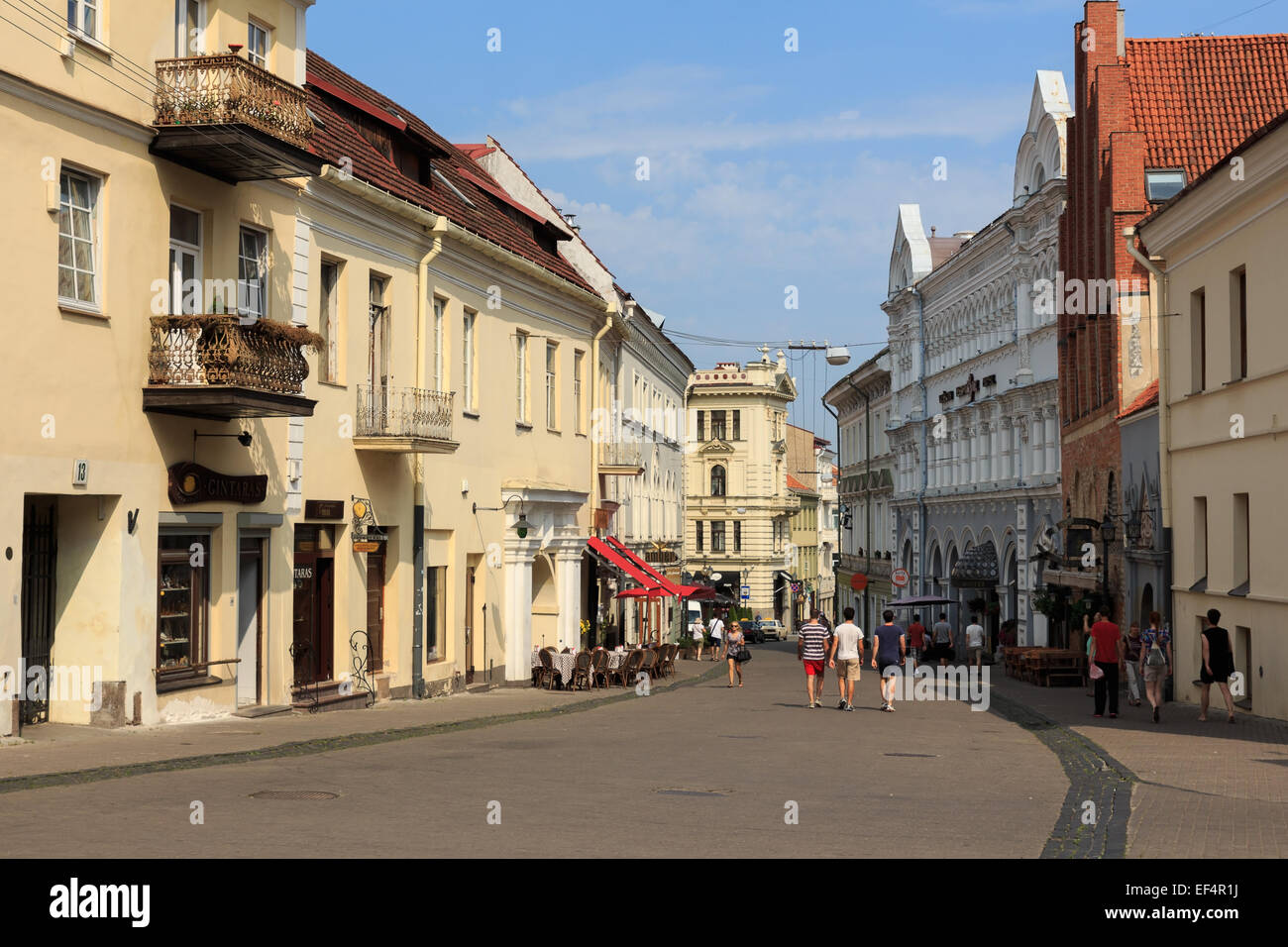 Passanten auf der Straße in der Altstadt von Vilnius. Das Wetter ist sonnig und warm. Stockfoto