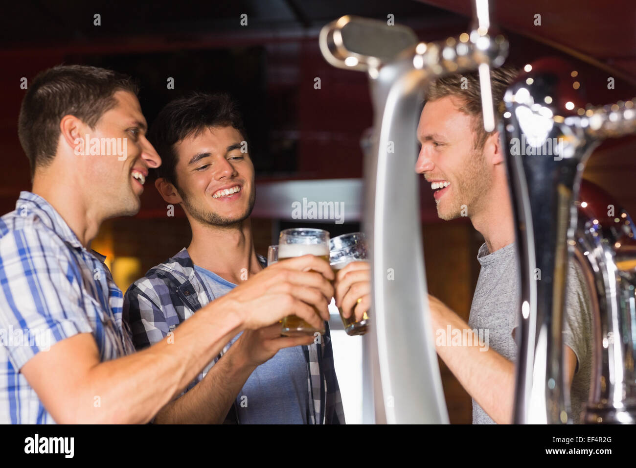 Glückliche Freunde Toasten mit Pints Bier Stockfoto